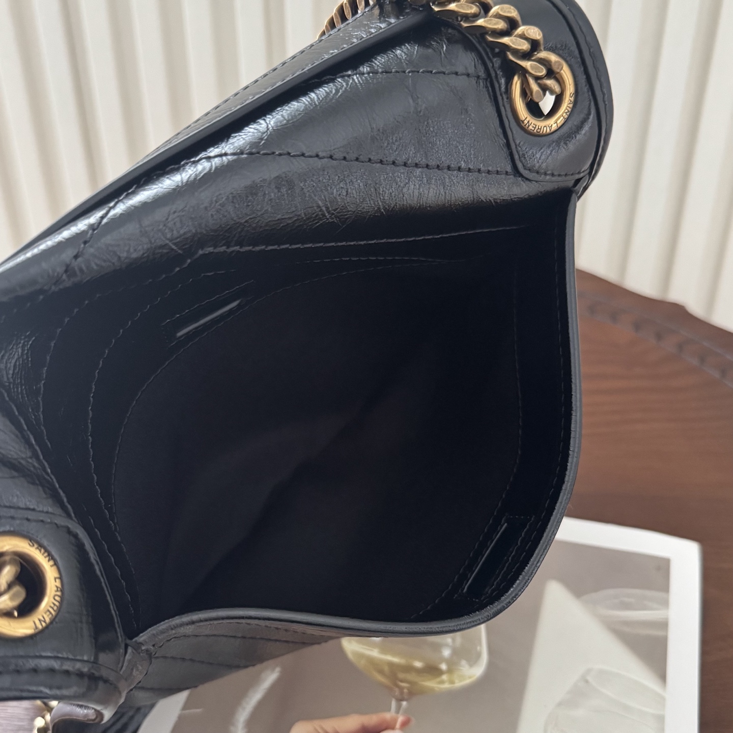 全套包装！Niki油蜡皮金色logo来了，黑金配色真的很经典百搭。古铜色金属加入，在酷的基础上多了些许华