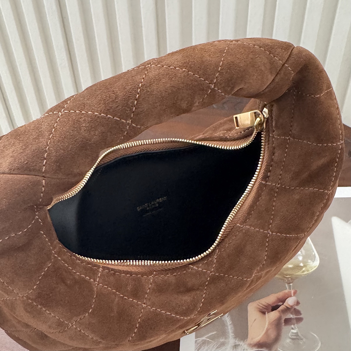 全套包装！ICARINO baby优雅手提包，独特的造型闪亮登场，复古棕搭配质感麂皮。标志性的金属log