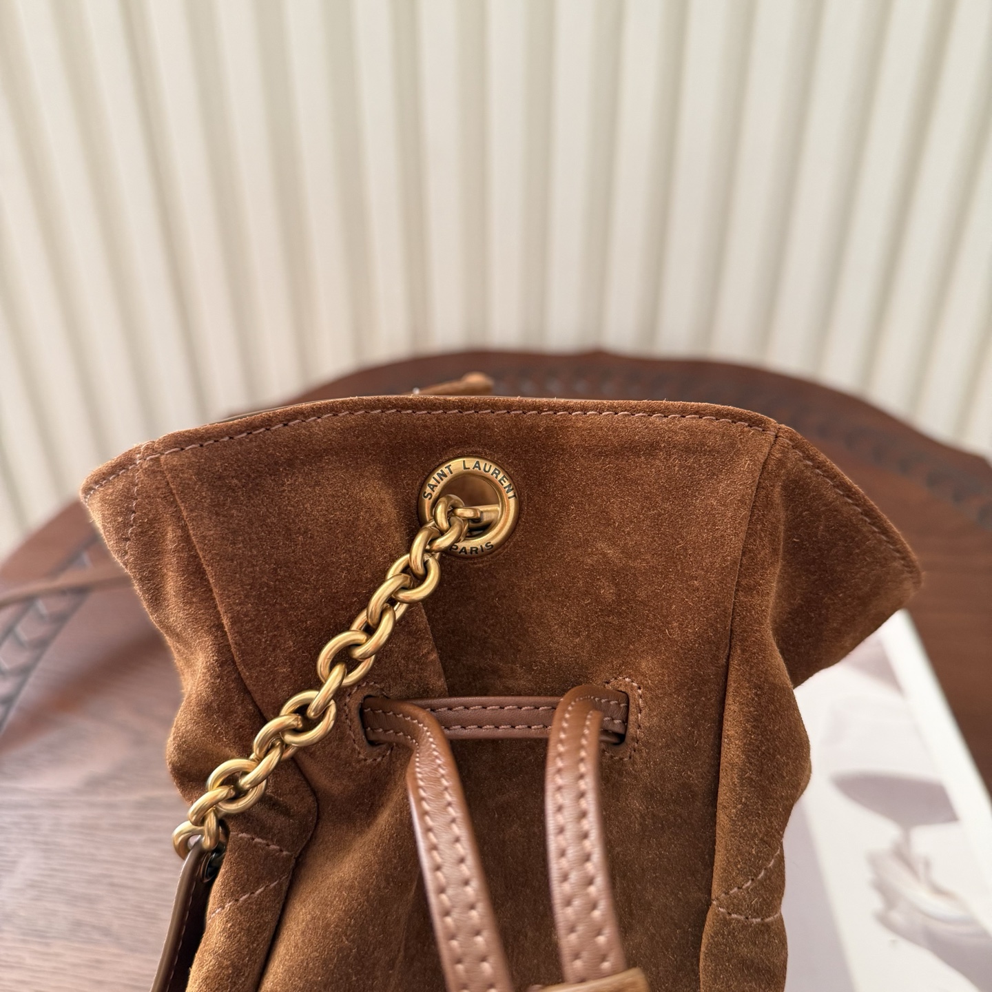 全套包装！Jamie 4.3托特包小号，麂皮柔软舒适。包包自重非常轻，抽绳的设计呈现出自然高级的褶皱感，