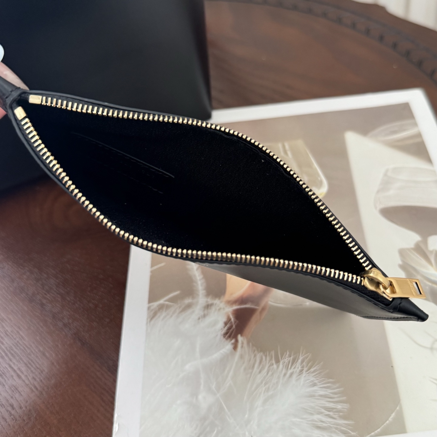 全套包装！LE 37水桶包，硬挺有型。整个包身用高级质感的小牛皮材质，风格依旧是Y家简单又自带酷飒的设计