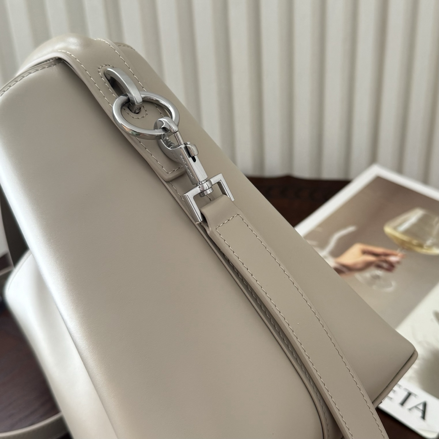 全套包装！LE 37小号水桶包，硬挺有型。整个包身用高级质感的小牛皮材质，风格依旧是Y家简单又自带酷飒的