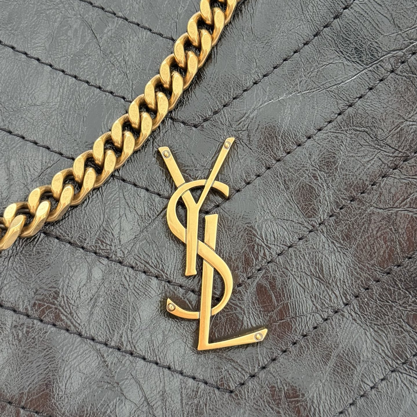 新款Niki shopping 油蜡牛皮，质感更亮，更轻便耐用。经典黑金配色低调又亮眼，非常有辨识度。链