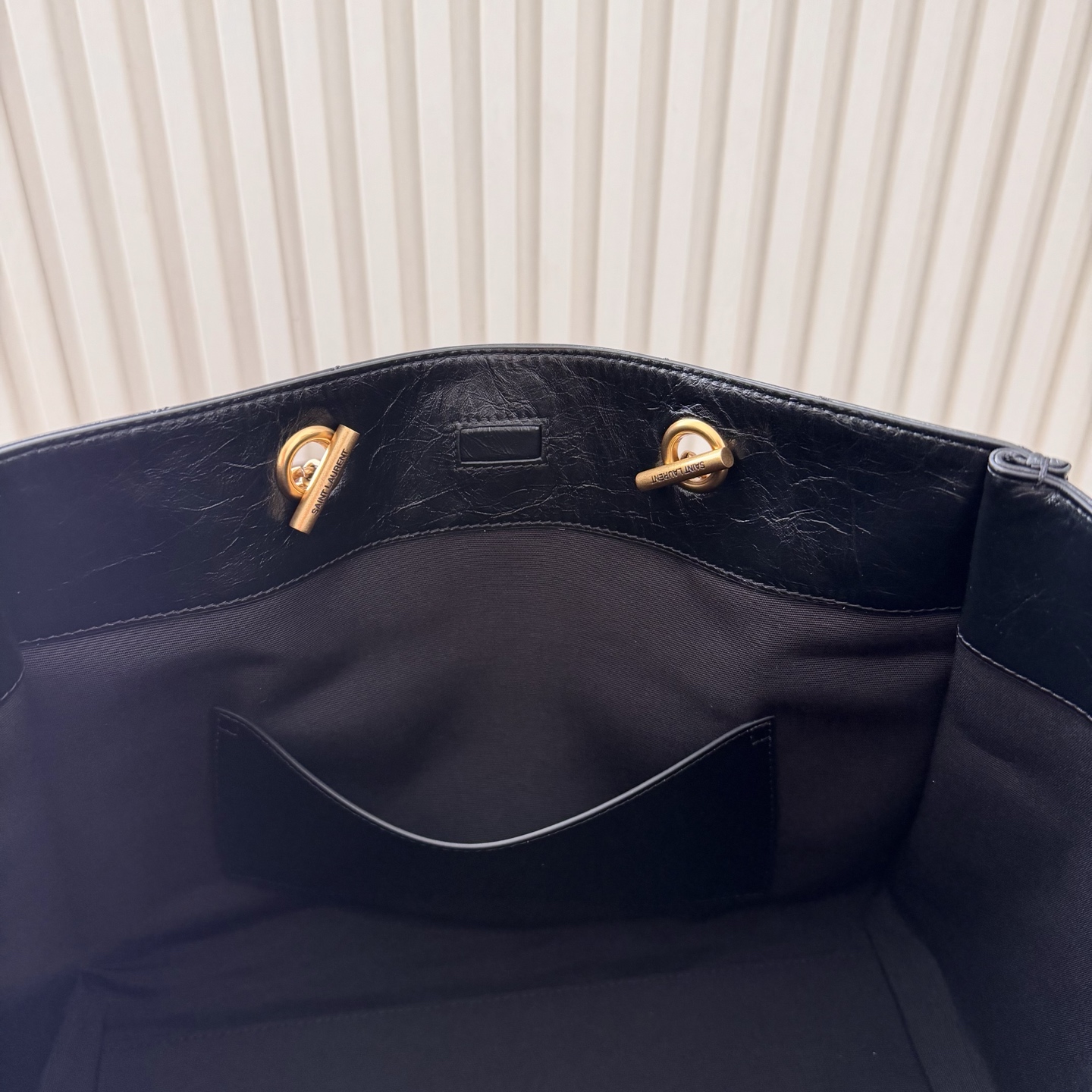 新款Niki shopping 油蜡牛皮，质感更亮，更轻便耐用。经典黑金配色低调又亮眼，非常有辨识度。链