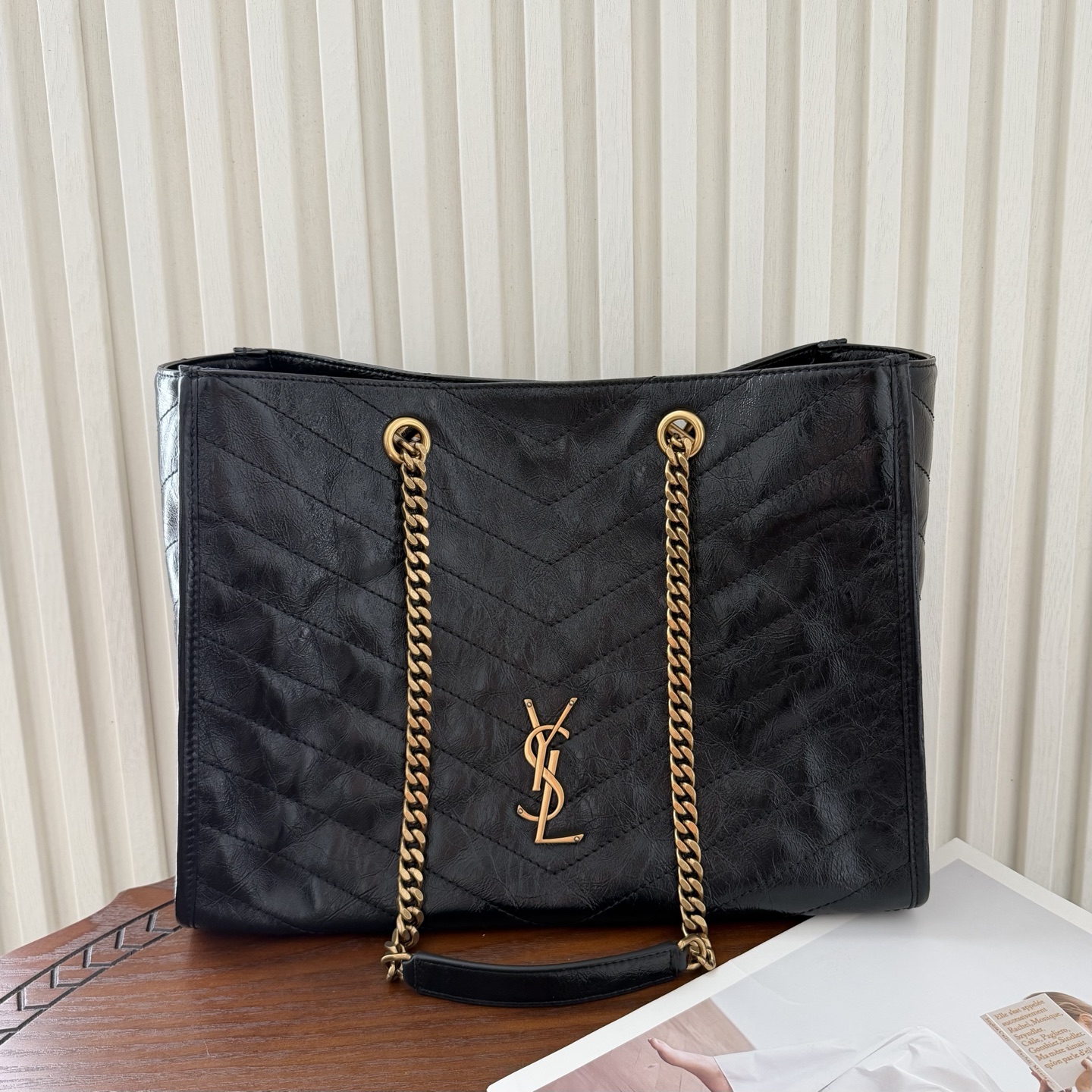 新款Niki shopping 油蜡牛皮，质感更亮，更轻便耐用。经典黑金配色低调又亮眼，非常有辨识度。链