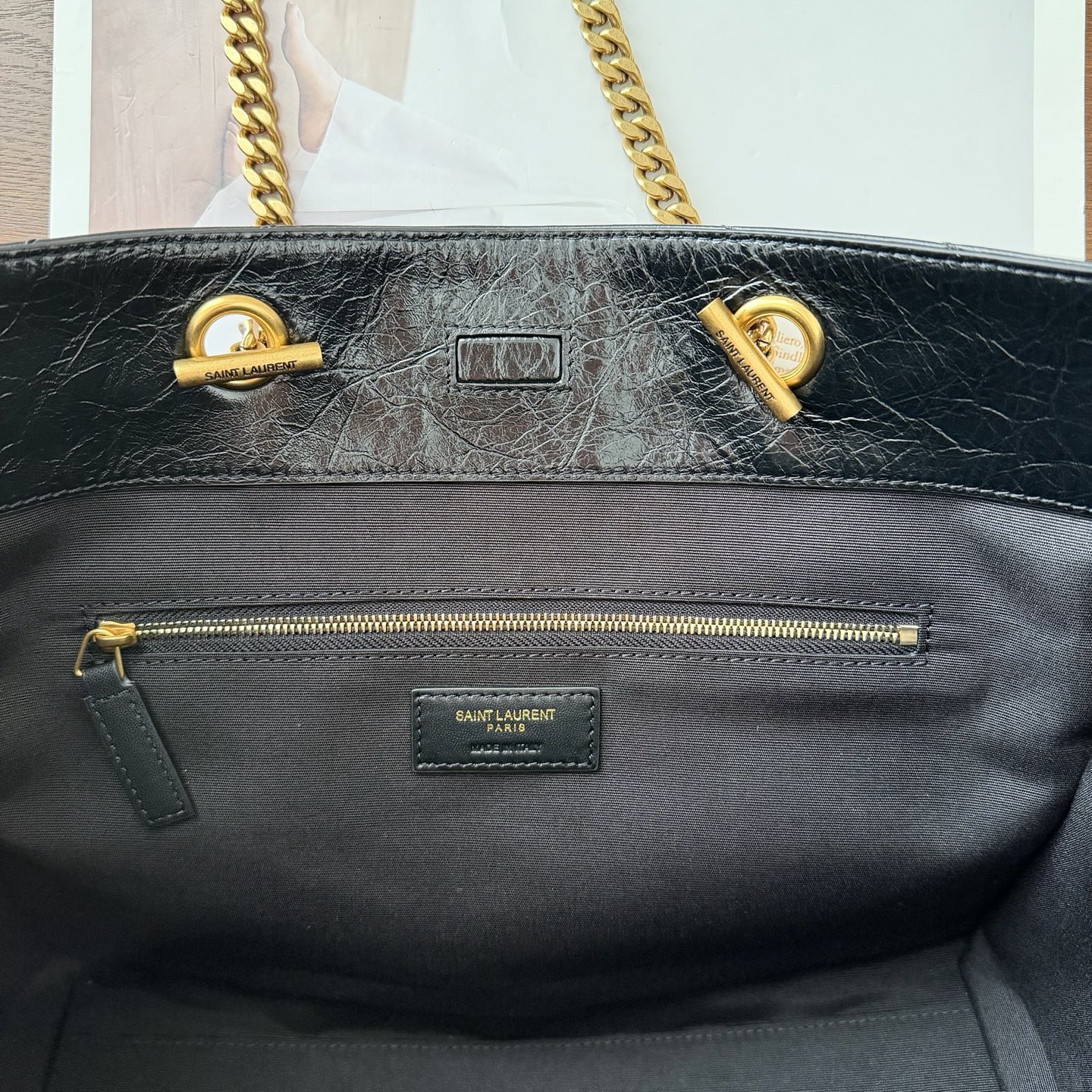 新款Niki shopping 油蜡牛皮，质感更亮，更轻便耐用。经典黑金配色低调又亮眼，非常有辨识度。链