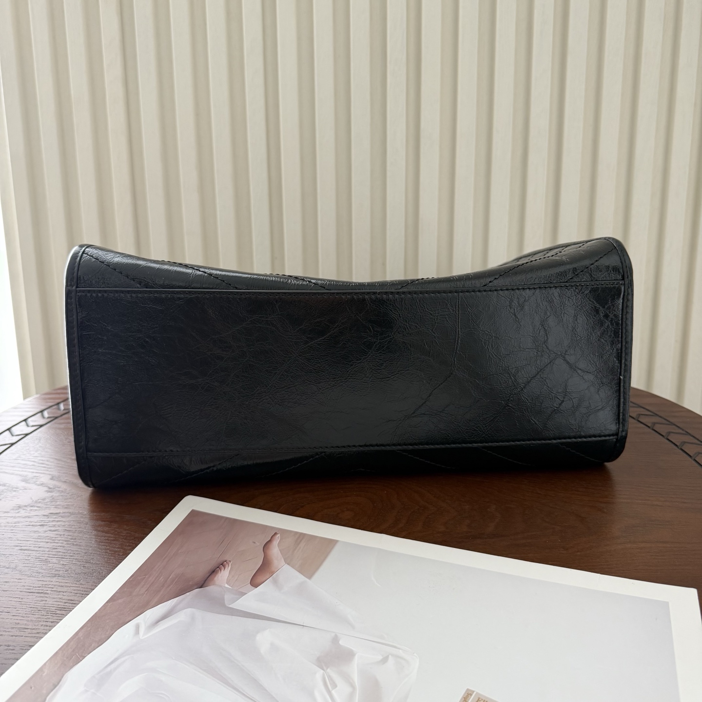 新款Niki shopping 油蜡牛皮，质感更亮，更轻便耐用。经典黑金配色低调又亮眼，非常有辨识度。链