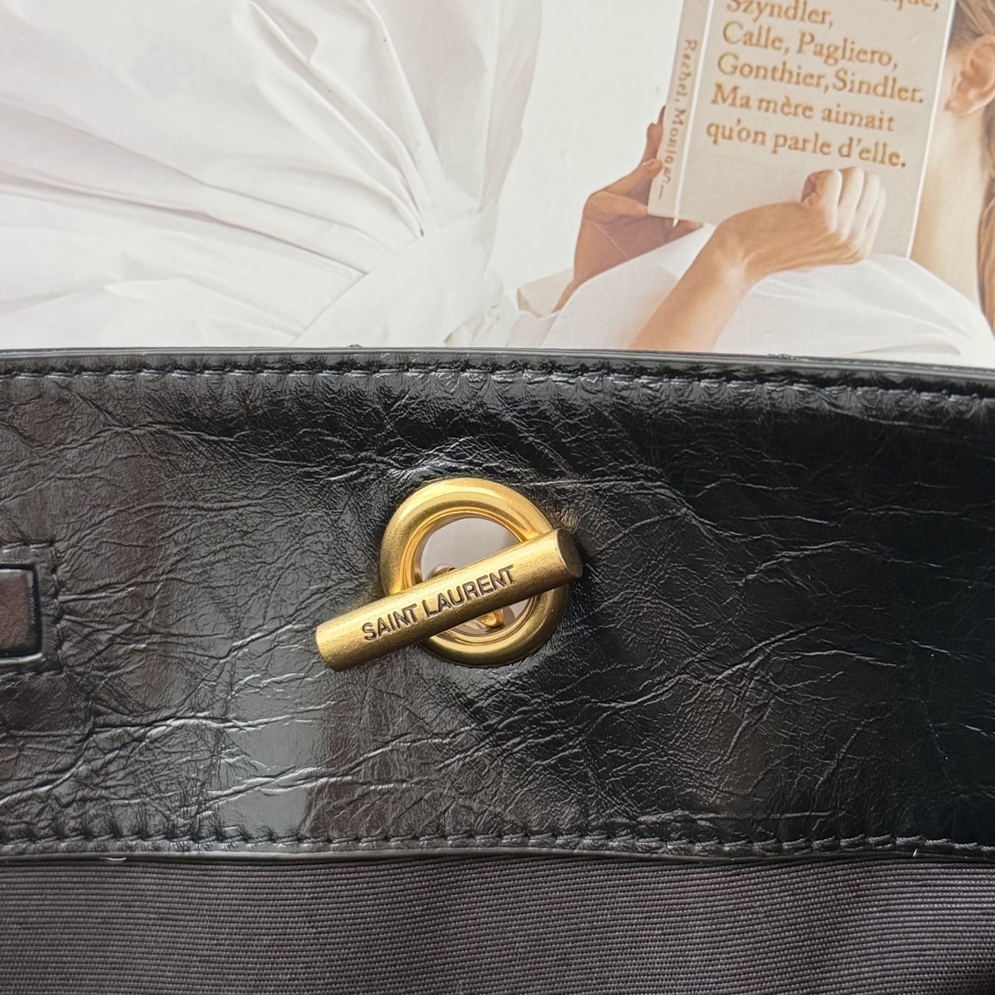 新款Niki shopping 油蜡牛皮，质感更亮，更轻便耐用。经典黑金配色低调又亮眼，非常有辨识度。链