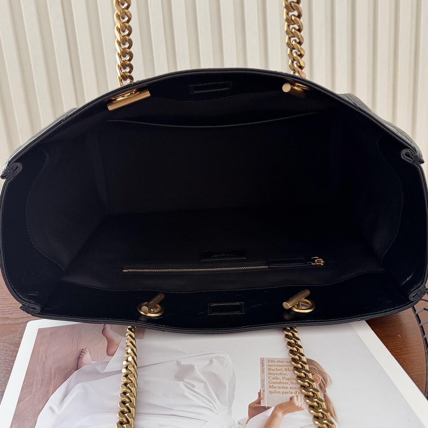 新款Niki shopping 油蜡牛皮，质感更亮，更轻便耐用。经典黑金配色低调又亮眼，非常有辨识度。链