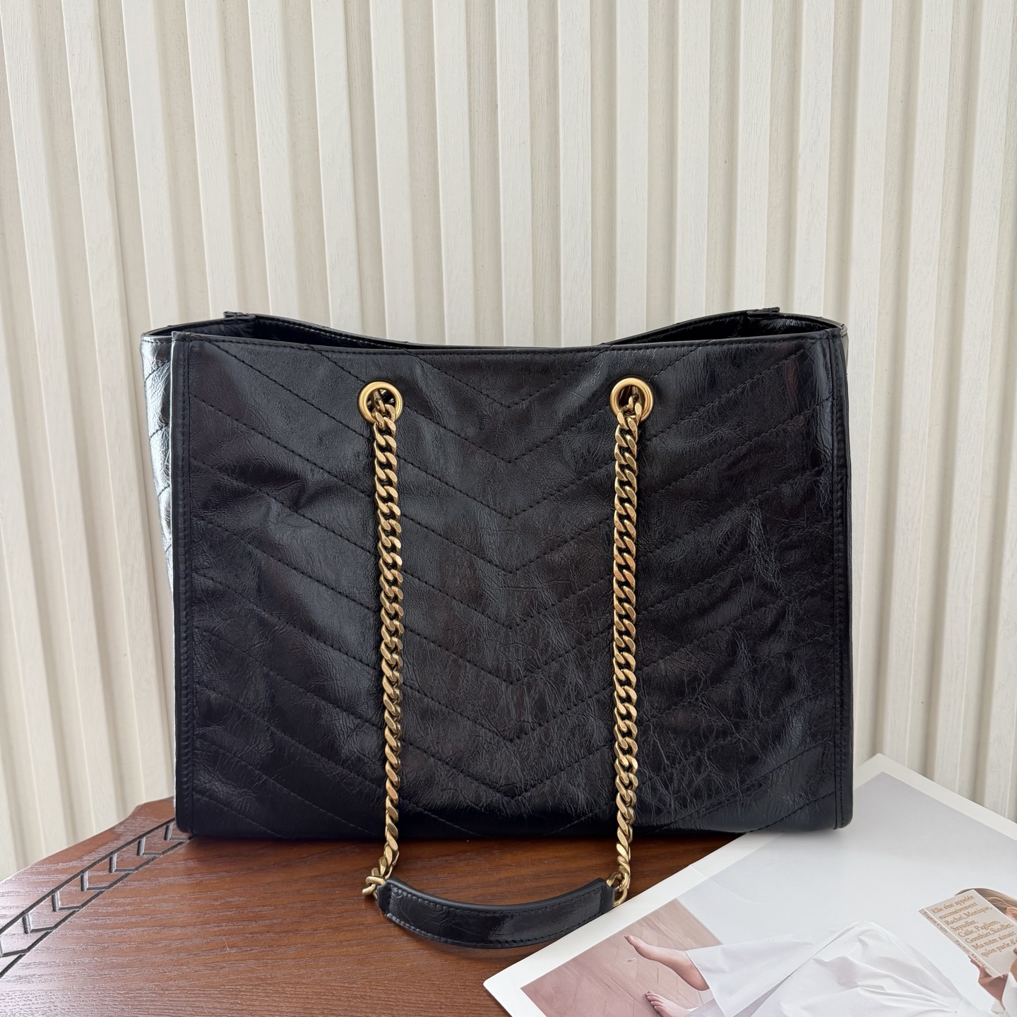 新款Niki shopping 油蜡牛皮，质感更亮，更轻便耐用。经典黑金配色低调又亮眼，非常有辨识度。链