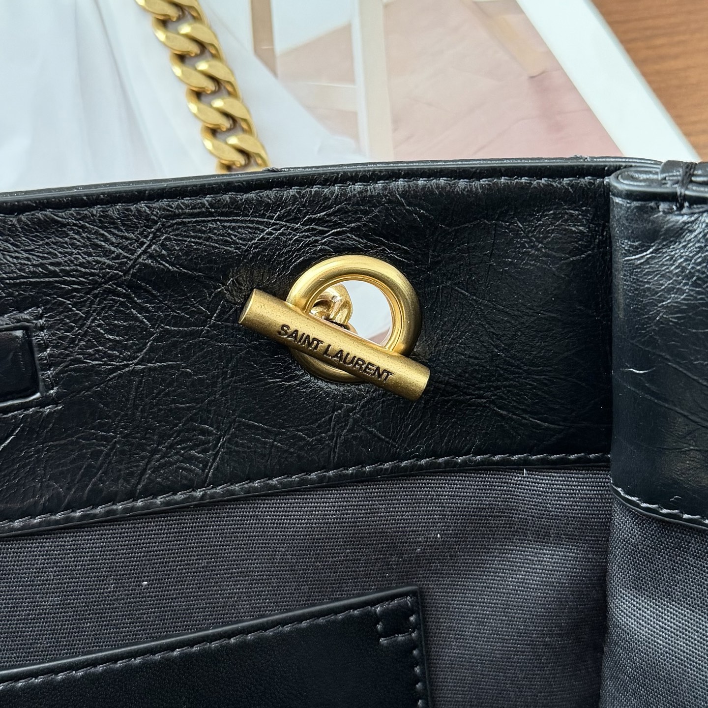 新款Niki shopping 油蜡牛皮，质感更亮，更轻便耐用。经典黑金配色低调又亮眼，非常有辨识度。链