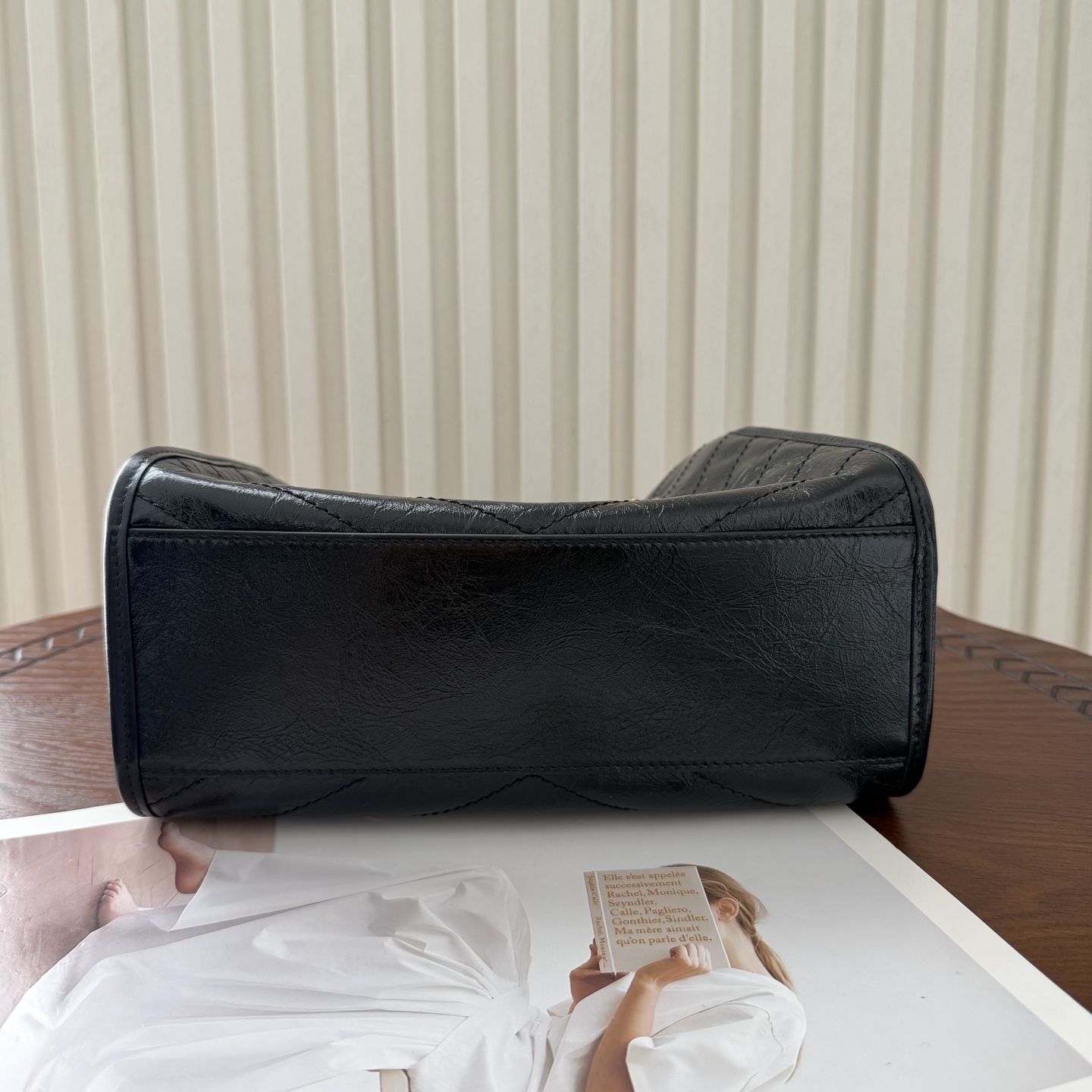 新款Niki shopping 油蜡牛皮，质感更亮，更轻便耐用。经典黑金配色低调又亮眼，非常有辨识度。链