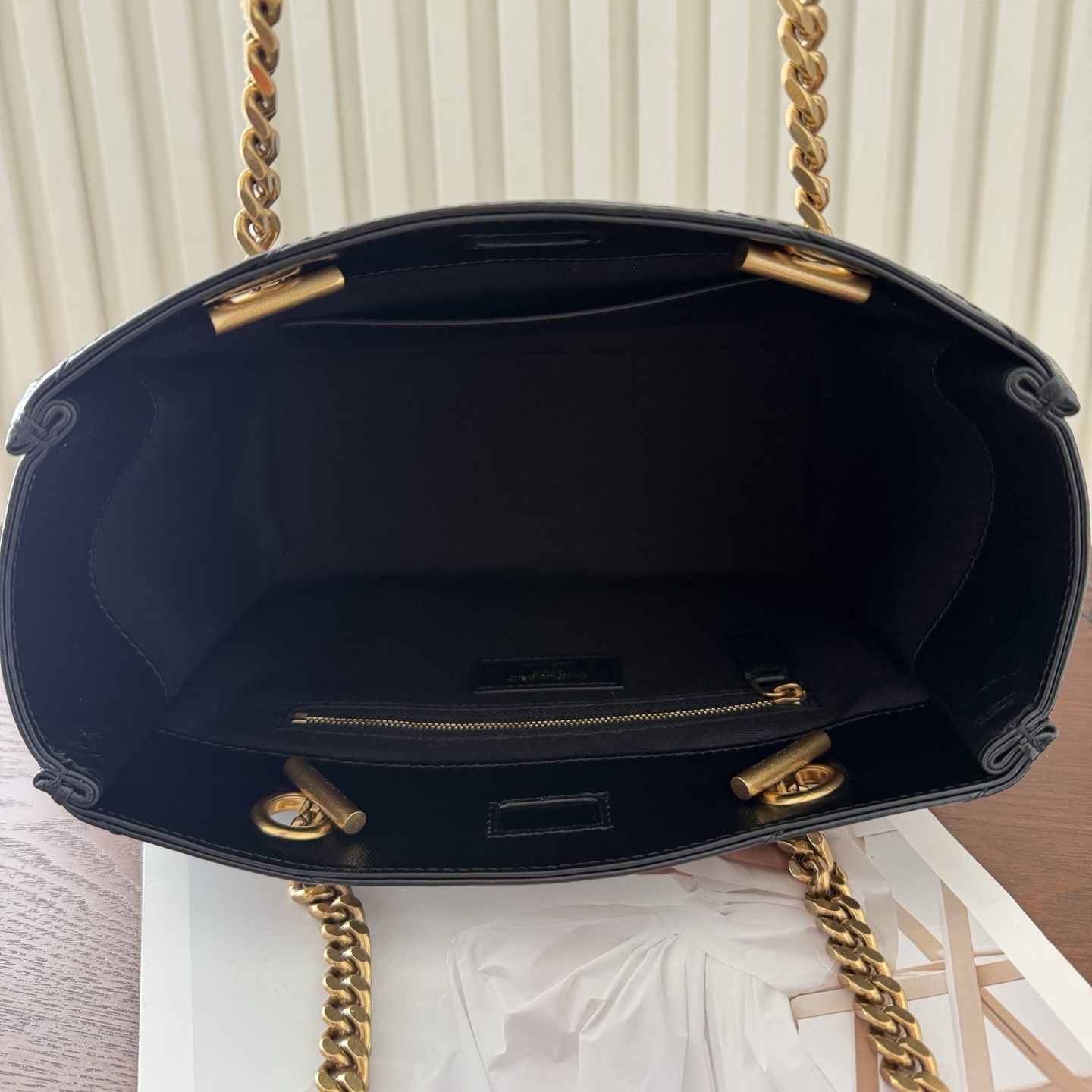 新款Niki shopping 油蜡牛皮，质感更亮，更轻便耐用。经典黑金配色低调又亮眼，非常有辨识度。链