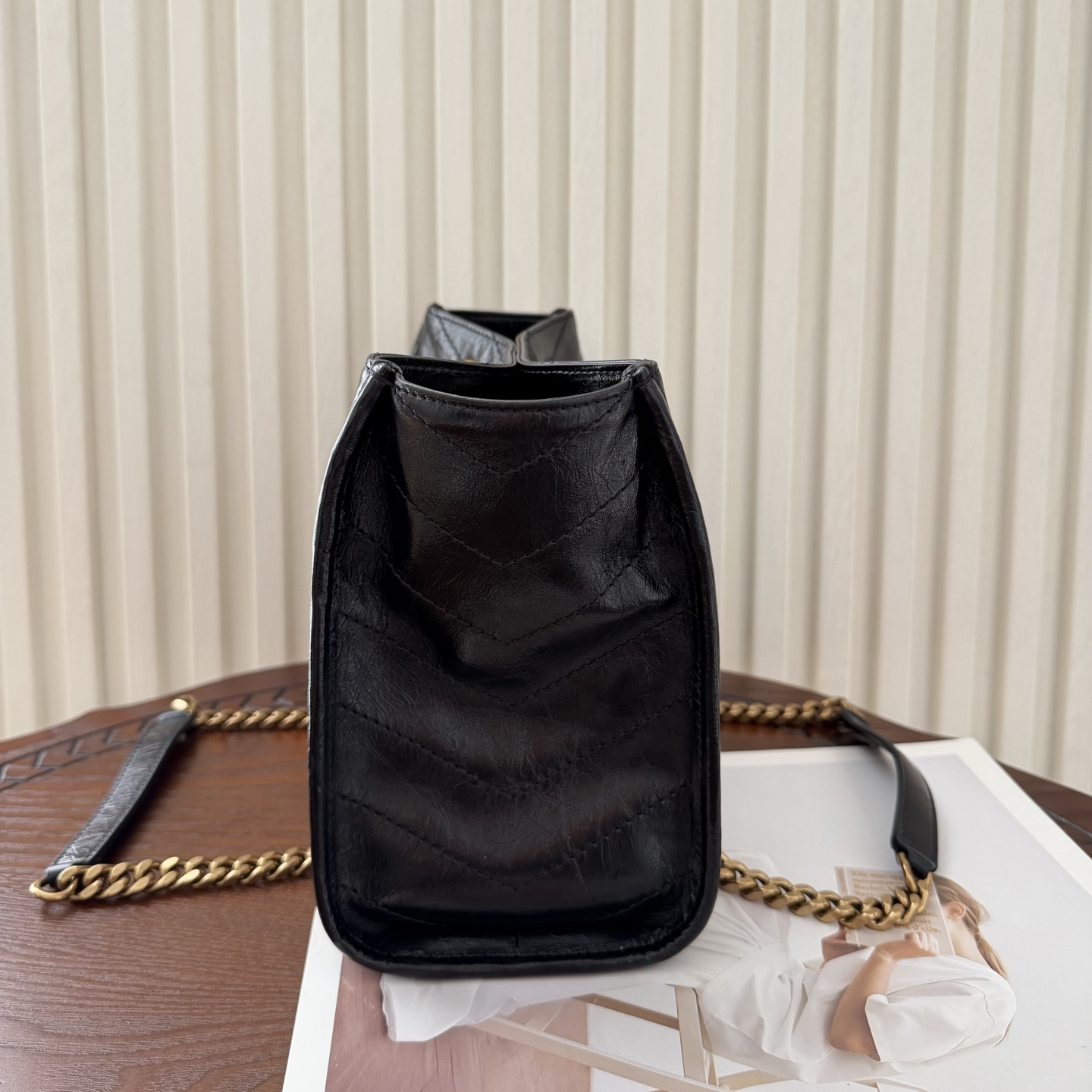 新款Niki shopping 油蜡牛皮，质感更亮，更轻便耐用。经典黑金配色低调又亮眼，非常有辨识度。链