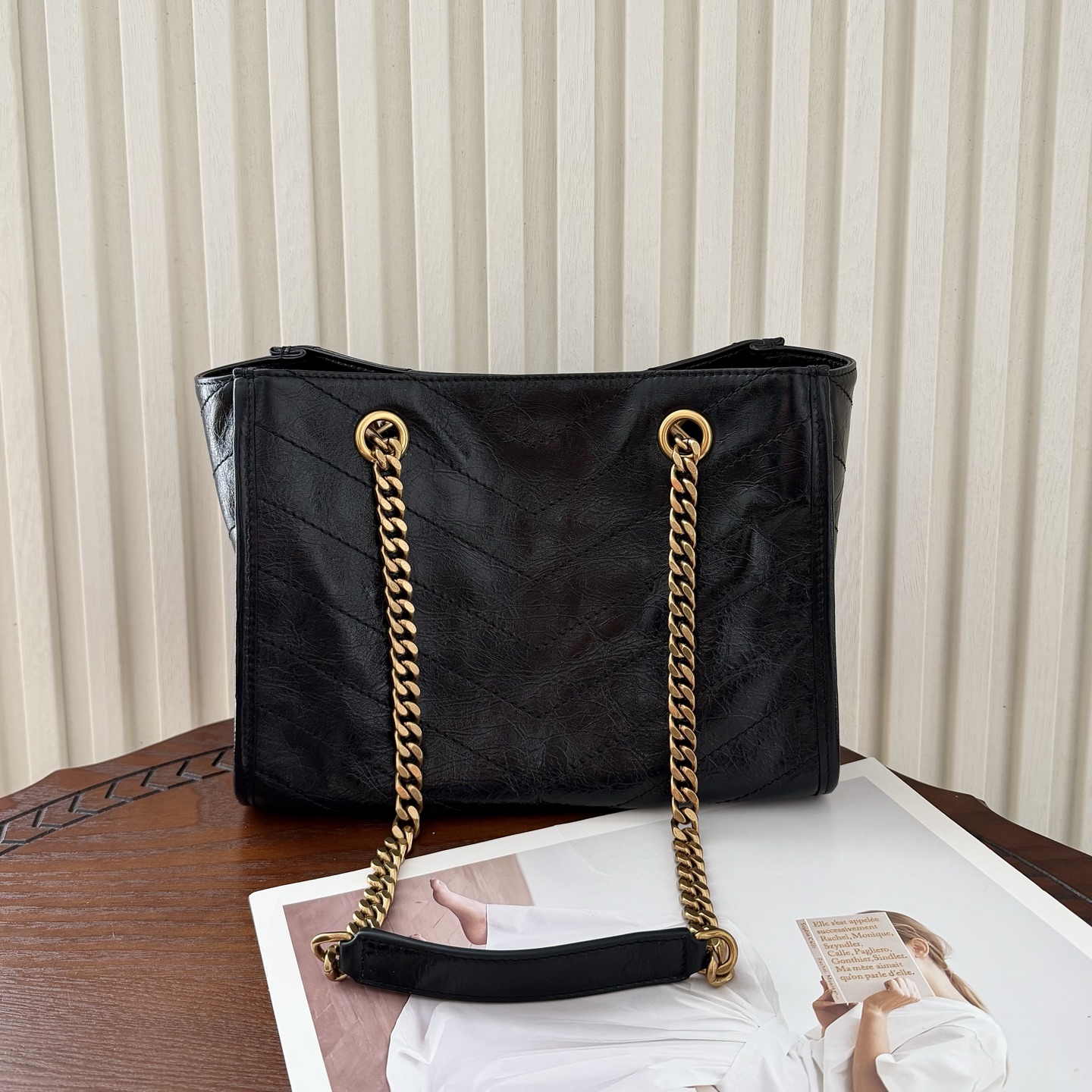 新款Niki shopping 油蜡牛皮，质感更亮，更轻便耐用。经典黑金配色低调又亮眼，非常有辨识度。链