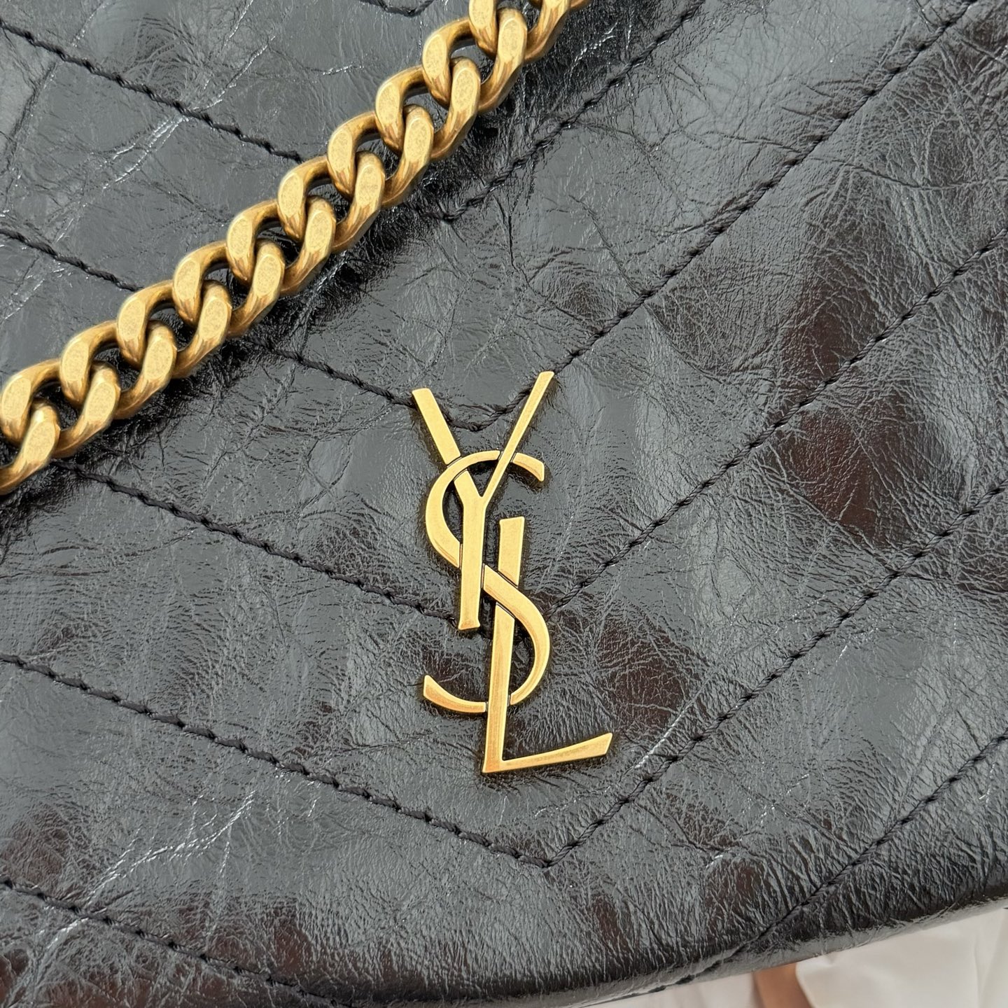 新款Niki shopping 油蜡牛皮，质感更亮，更轻便耐用。经典黑金配色低调又亮眼，非常有辨识度。链