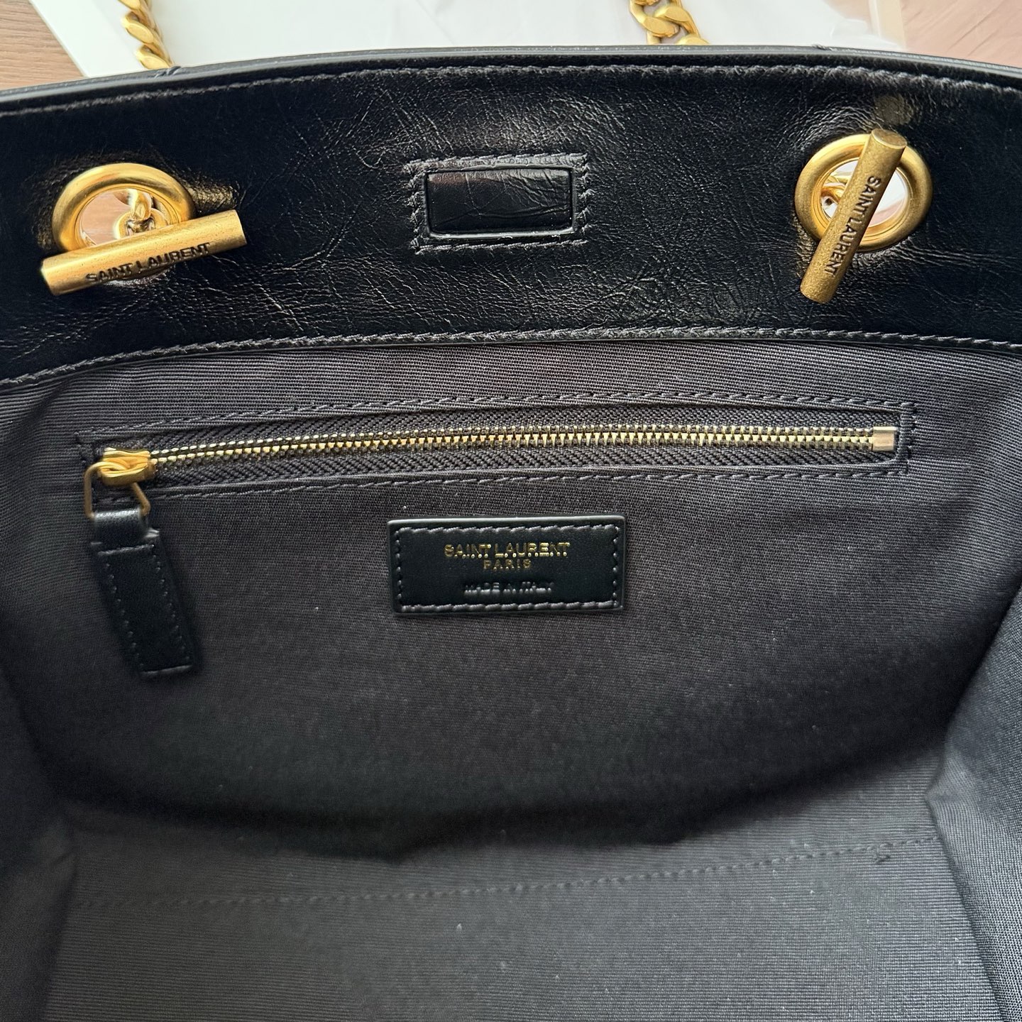 新款Niki shopping 油蜡牛皮，质感更亮，更轻便耐用。经典黑金配色低调又亮眼，非常有辨识度。链