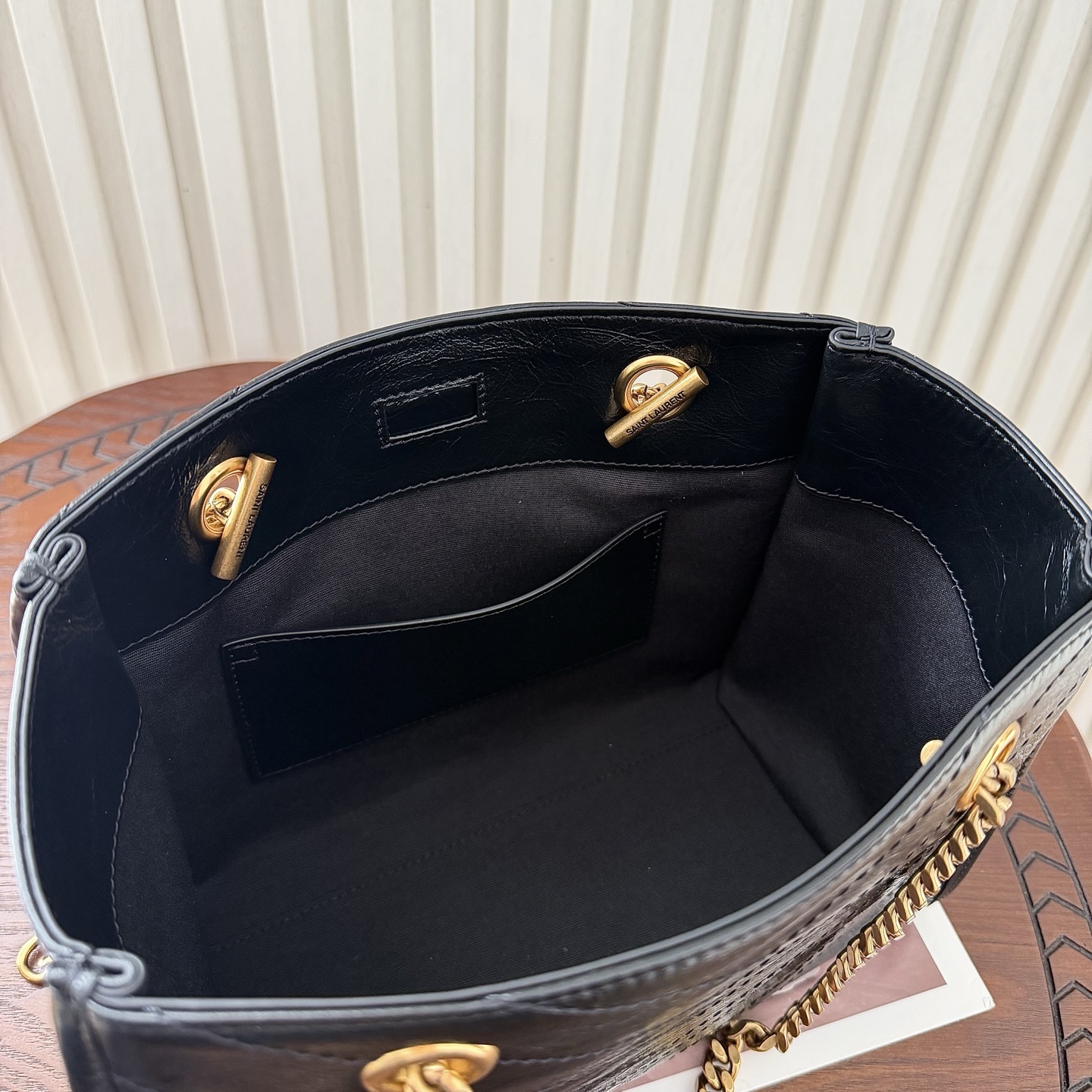 新款Niki shopping 油蜡牛皮，质感更亮，更轻便耐用。经典黑金配色低调又亮眼，非常有辨识度。链