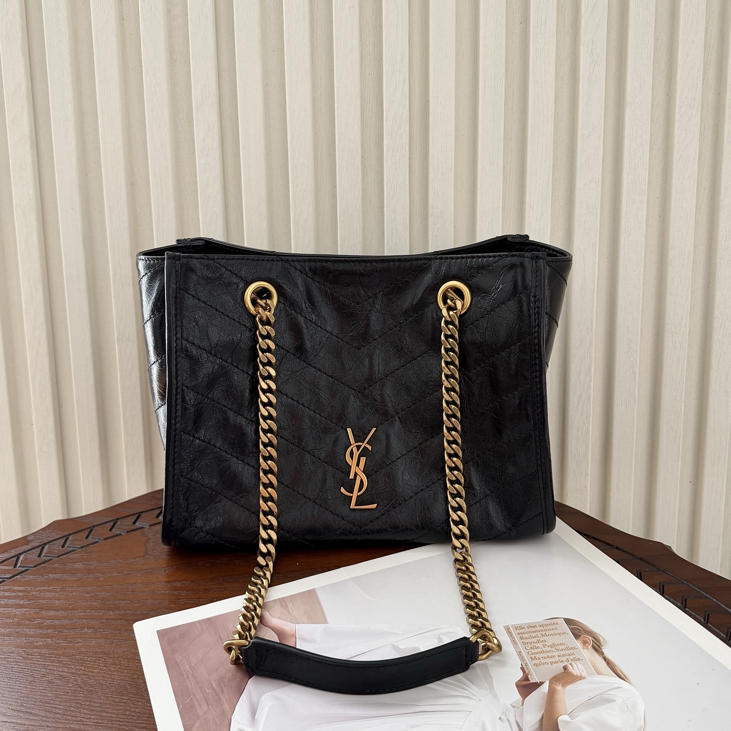 新款Niki shopping 油蜡牛皮，质感更亮，更轻便耐用。经典黑金配色低调又亮眼，非常有辨识度。链