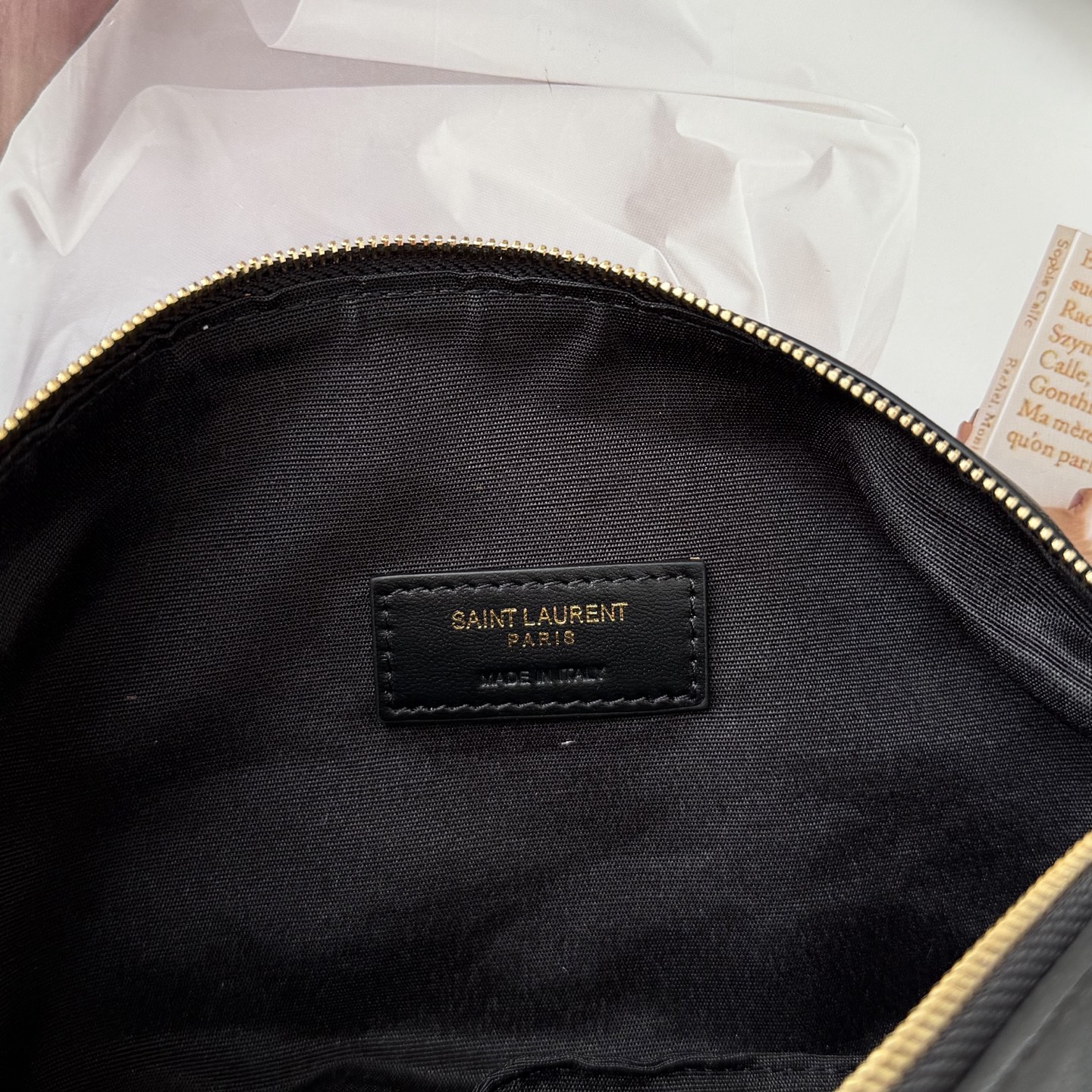 迷你号Amalia Hobo手袋，造型独特精致。柔软的质感和复古的牛角包造型备受喜爱。酷似首饰醒目的肩带