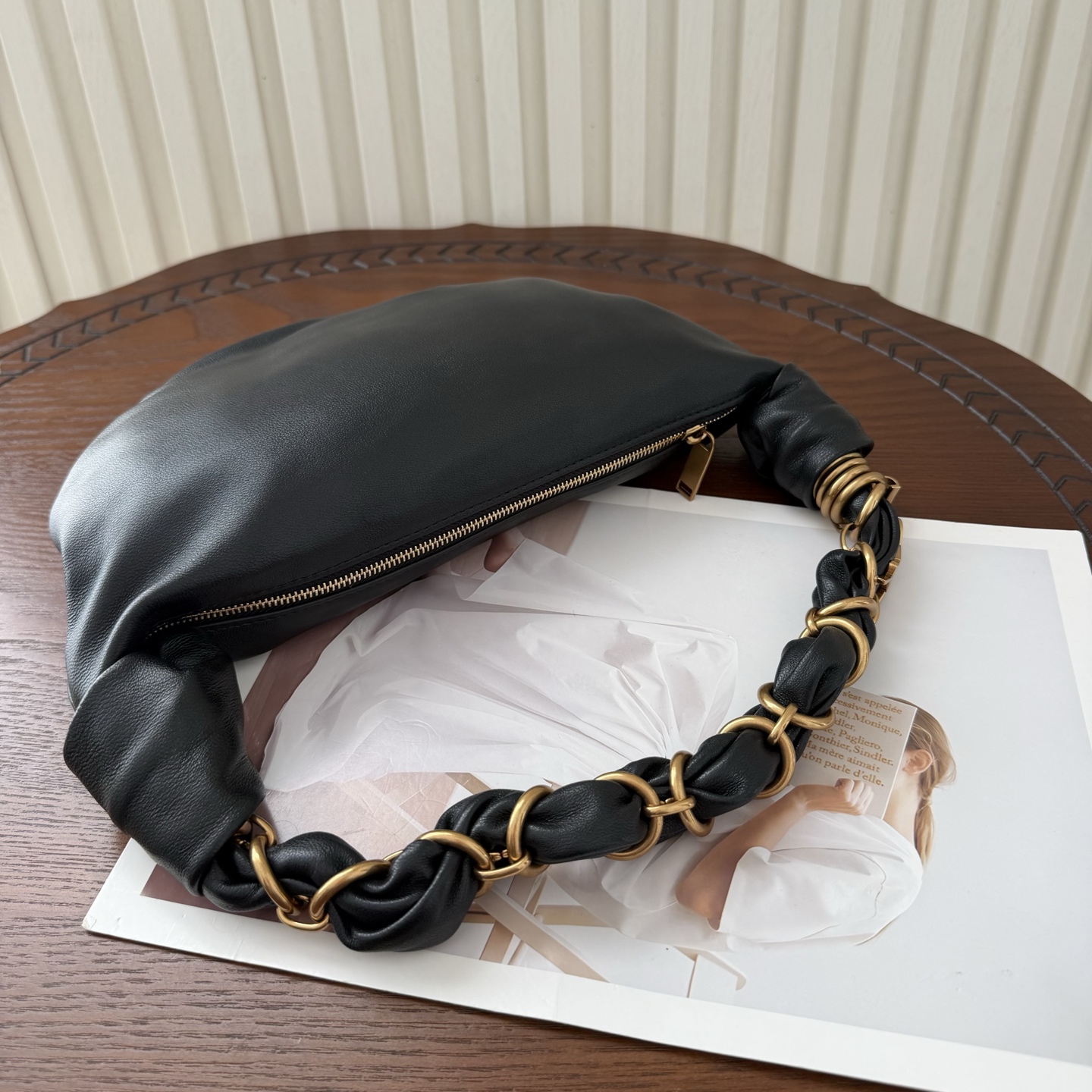 迷你号Amalia Hobo手袋，造型独特精致。柔软的质感和复古的牛角包造型备受喜爱。酷似首饰醒目的肩带