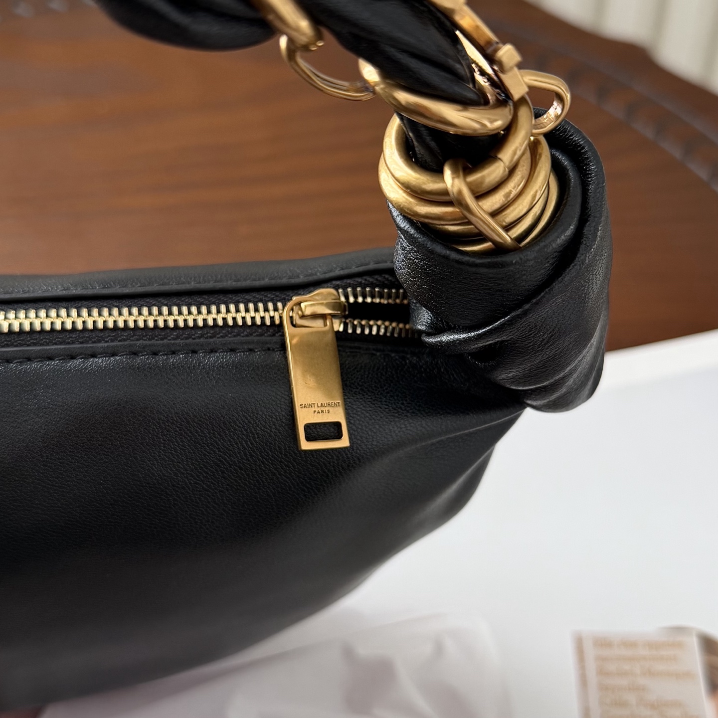 迷你号Amalia Hobo手袋，造型独特精致。柔软的质感和复古的牛角包造型备受喜爱。酷似首饰醒目的肩带