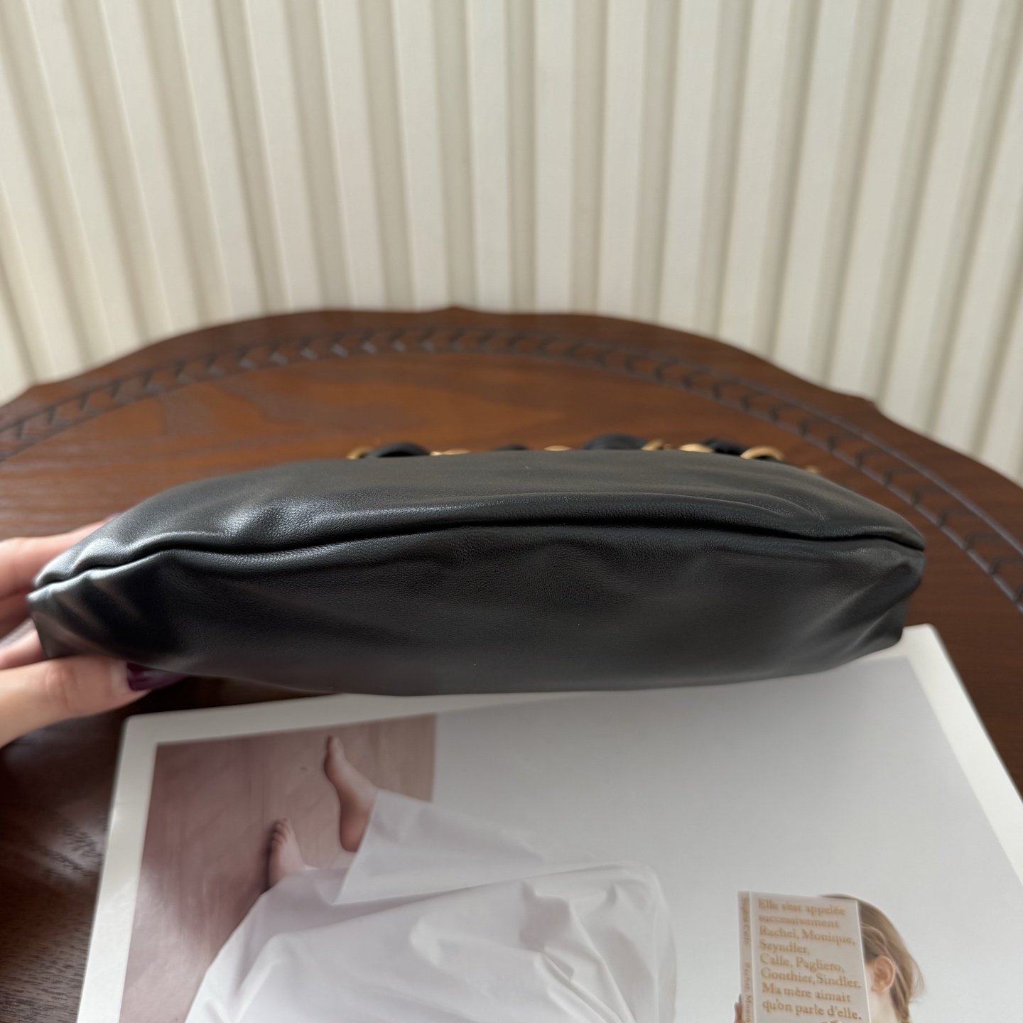 迷你号Amalia Hobo手袋，造型独特精致。柔软的质感和复古的牛角包造型备受喜爱。酷似首饰醒目的肩带