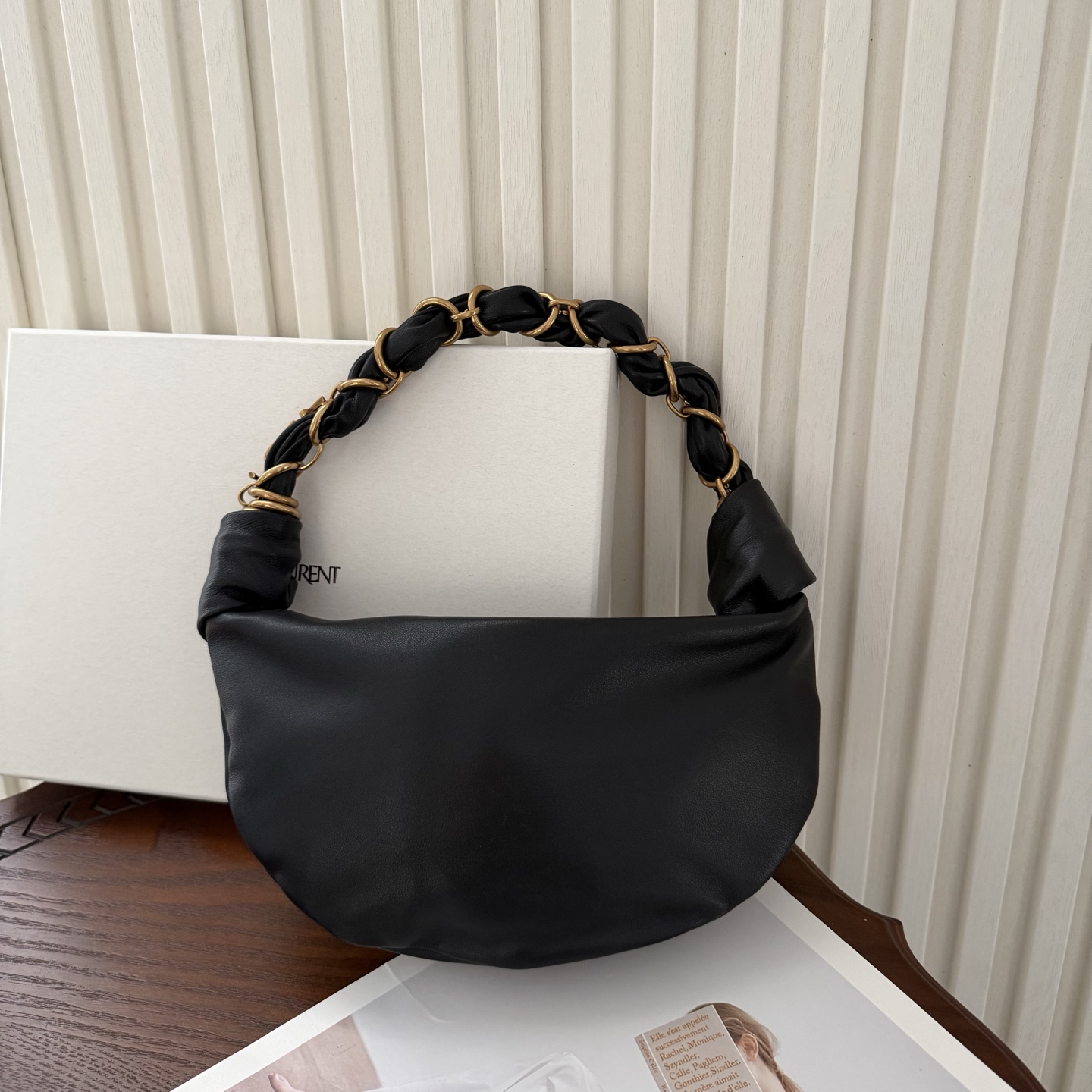 迷你号Amalia Hobo手袋，造型独特精致。柔软的质感和复古的牛角包造型备受喜爱。酷似首饰醒目的肩带