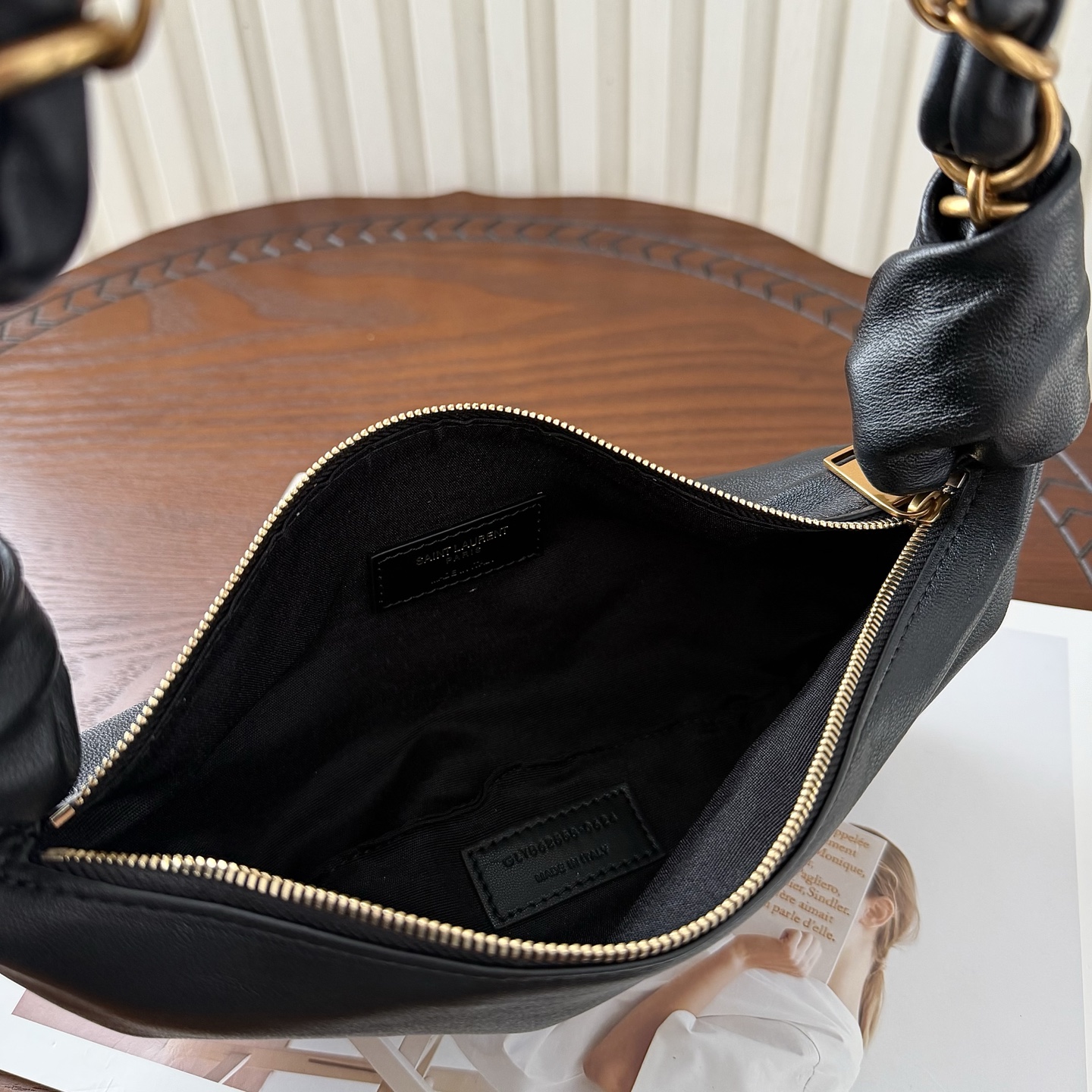 迷你号Amalia Hobo手袋，造型独特精致。柔软的质感和复古的牛角包造型备受喜爱。酷似首饰醒目的肩带