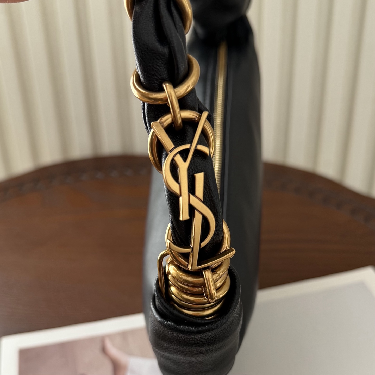 迷你号Amalia Hobo手袋，造型独特精致。柔软的质感和复古的牛角包造型备受喜爱。酷似首饰醒目的肩带