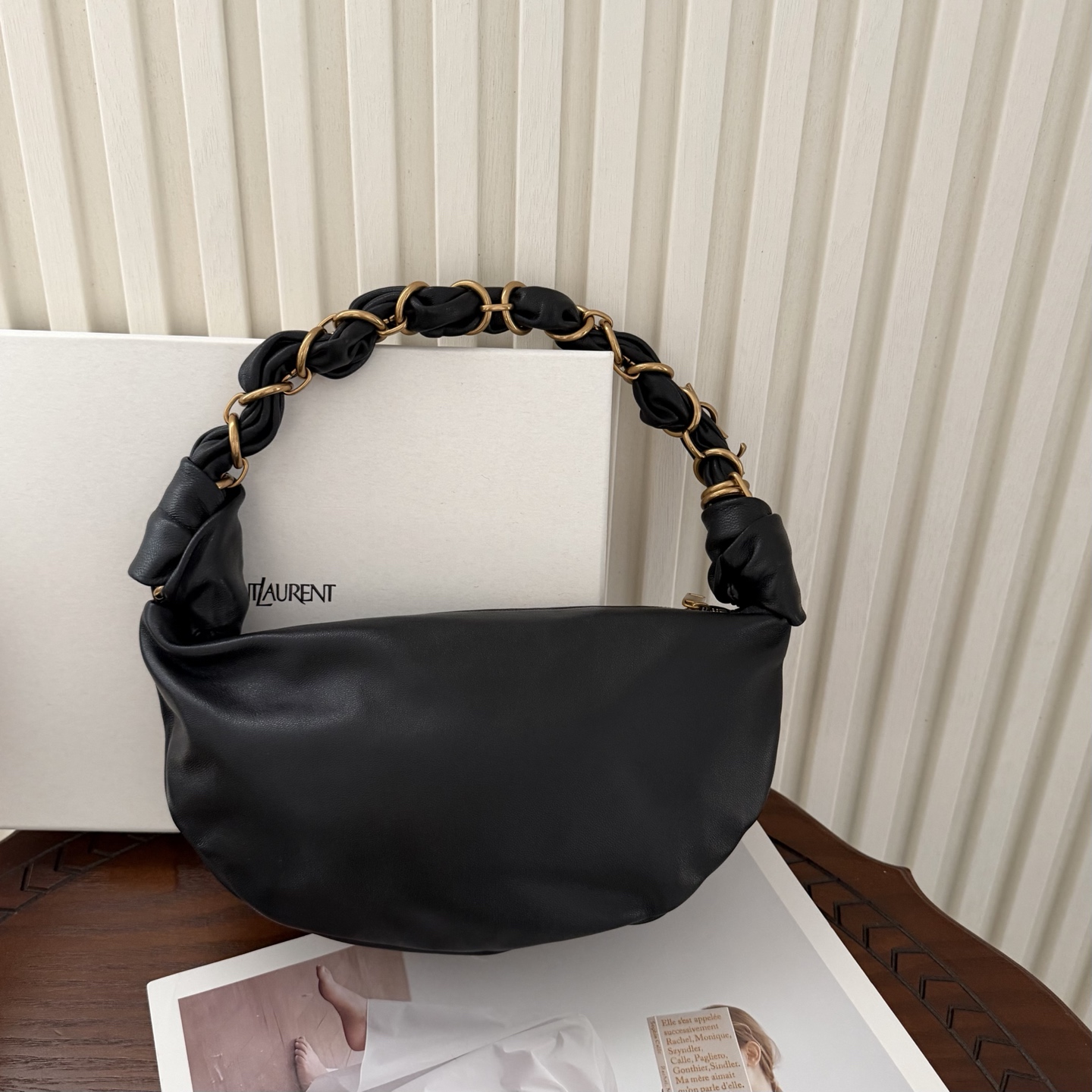 迷你号Amalia Hobo手袋，造型独特精致。柔软的质感和复古的牛角包造型备受喜爱。酷似首饰醒目的肩带