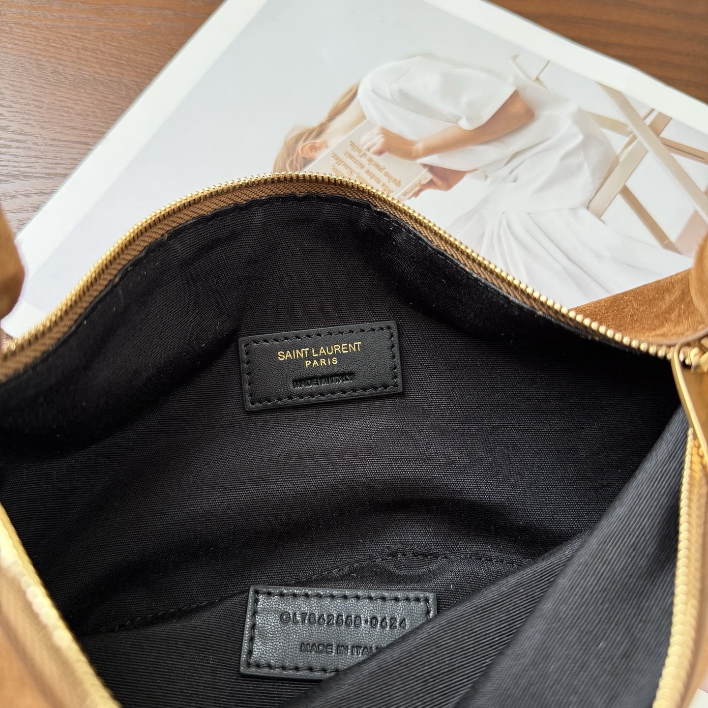 迷你号Amalia Hobo手袋，造型独特精致。柔软的质感和复古的牛角包造型备受喜爱。酷似首饰醒目的肩带