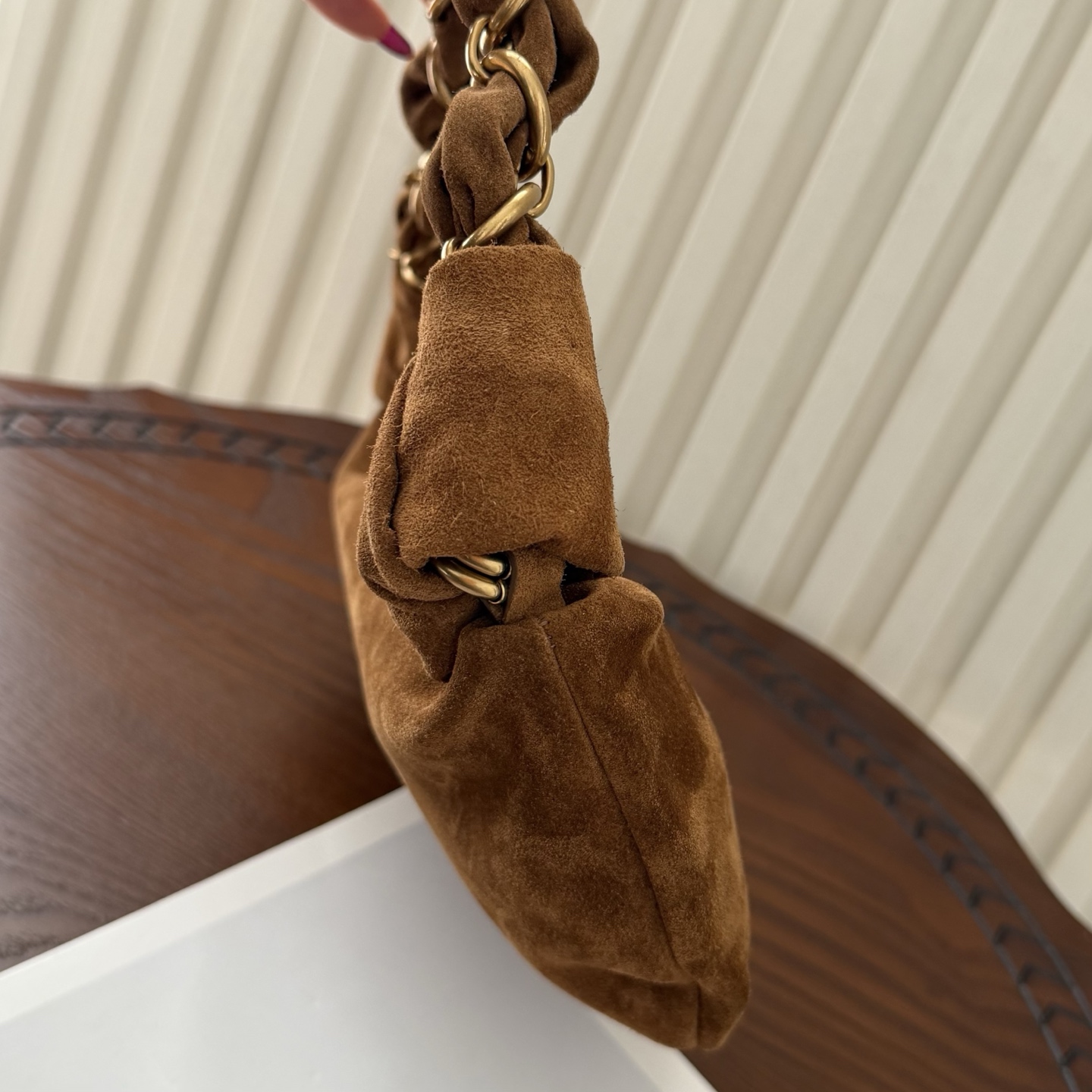 迷你号Amalia Hobo手袋，造型独特精致。柔软的质感和复古的牛角包造型备受喜爱。酷似首饰醒目的肩带