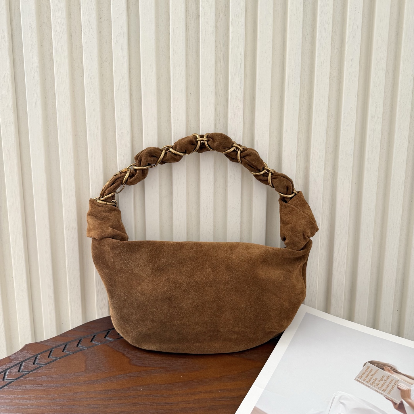 迷你号Amalia Hobo手袋，造型独特精致。柔软的质感和复古的牛角包造型备受喜爱。酷似首饰醒目的肩带