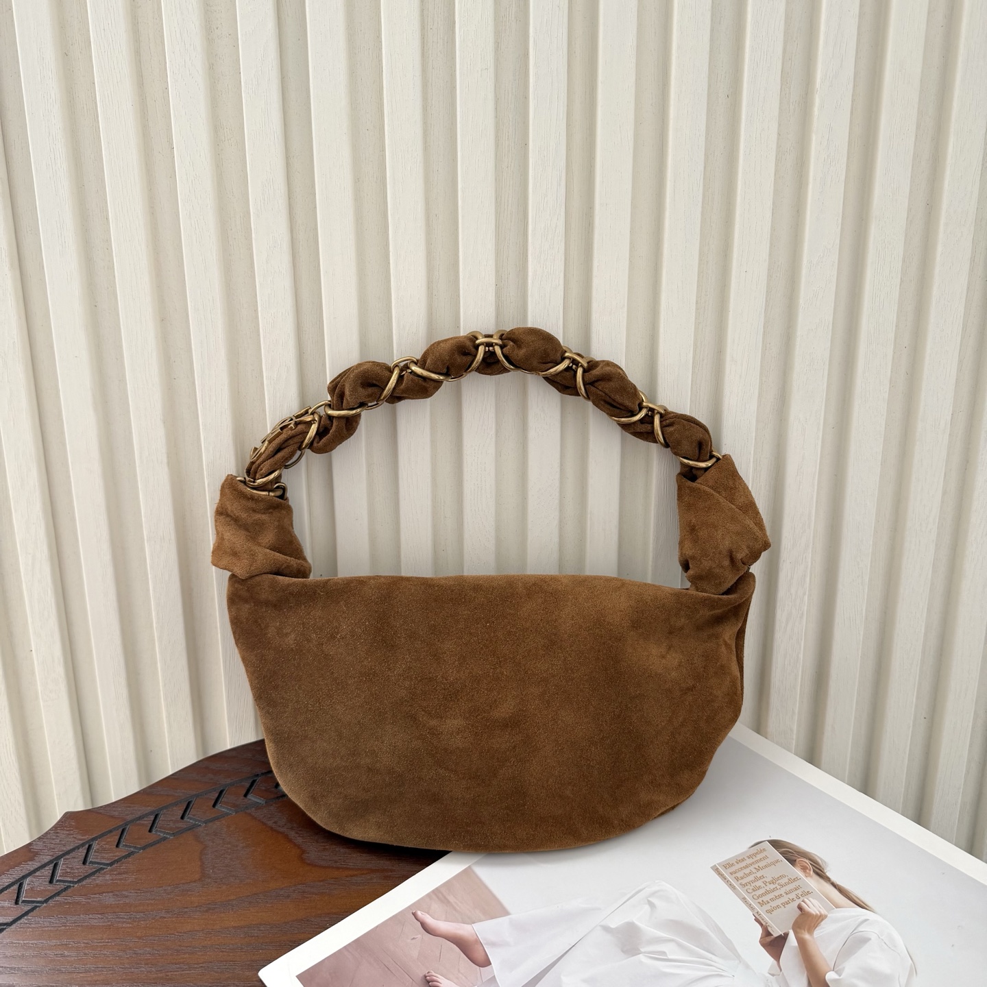 迷你号Amalia Hobo手袋，造型独特精致。柔软的质感和复古的牛角包造型备受喜爱。酷似首饰醒目的肩带