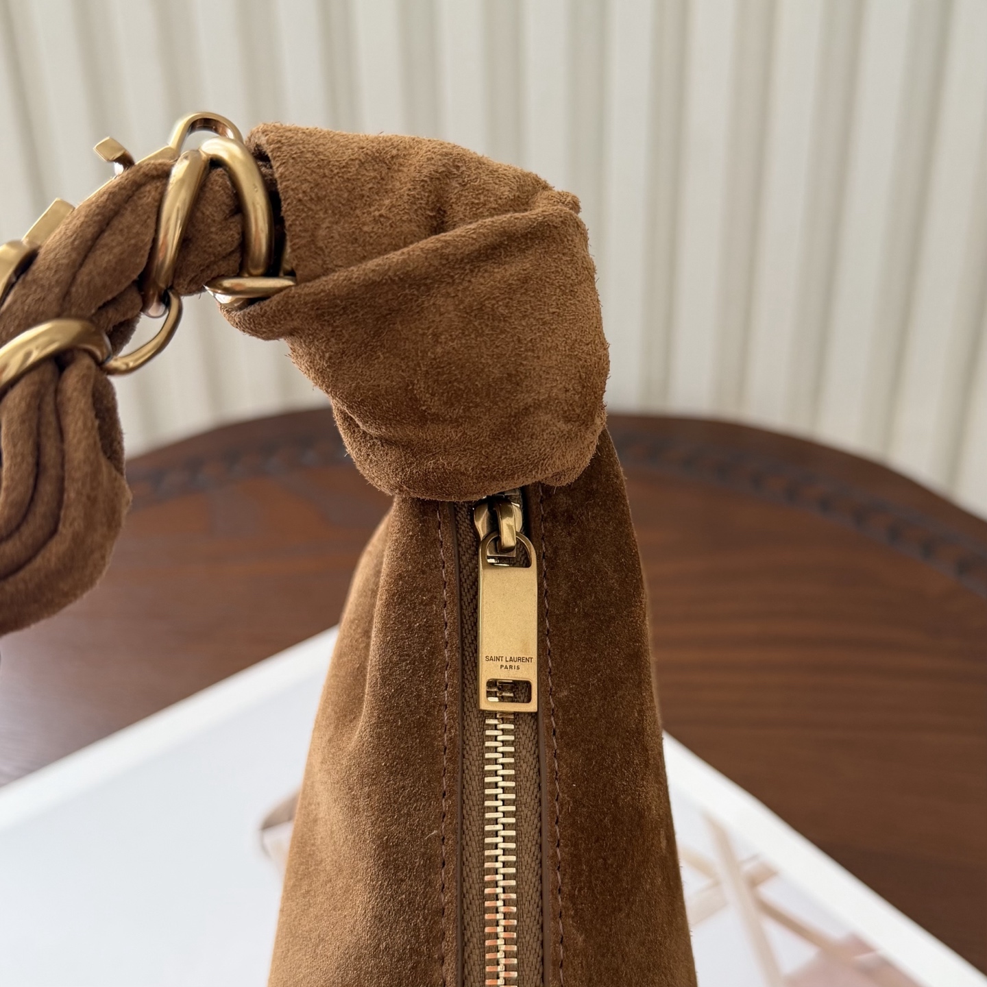 迷你号Amalia Hobo手袋，造型独特精致。柔软的质感和复古的牛角包造型备受喜爱。酷似首饰醒目的肩带