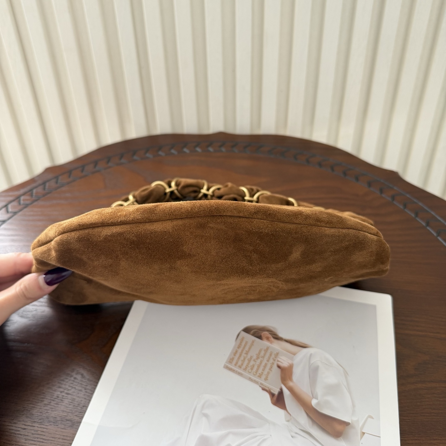 迷你号Amalia Hobo手袋，造型独特精致。柔软的质感和复古的牛角包造型备受喜爱。酷似首饰醒目的肩带