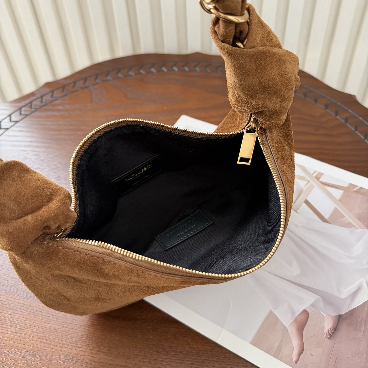 迷你号Amalia Hobo手袋，造型独特精致。柔软的质感和复古的牛角包造型备受喜爱。酷似首饰醒目的肩带