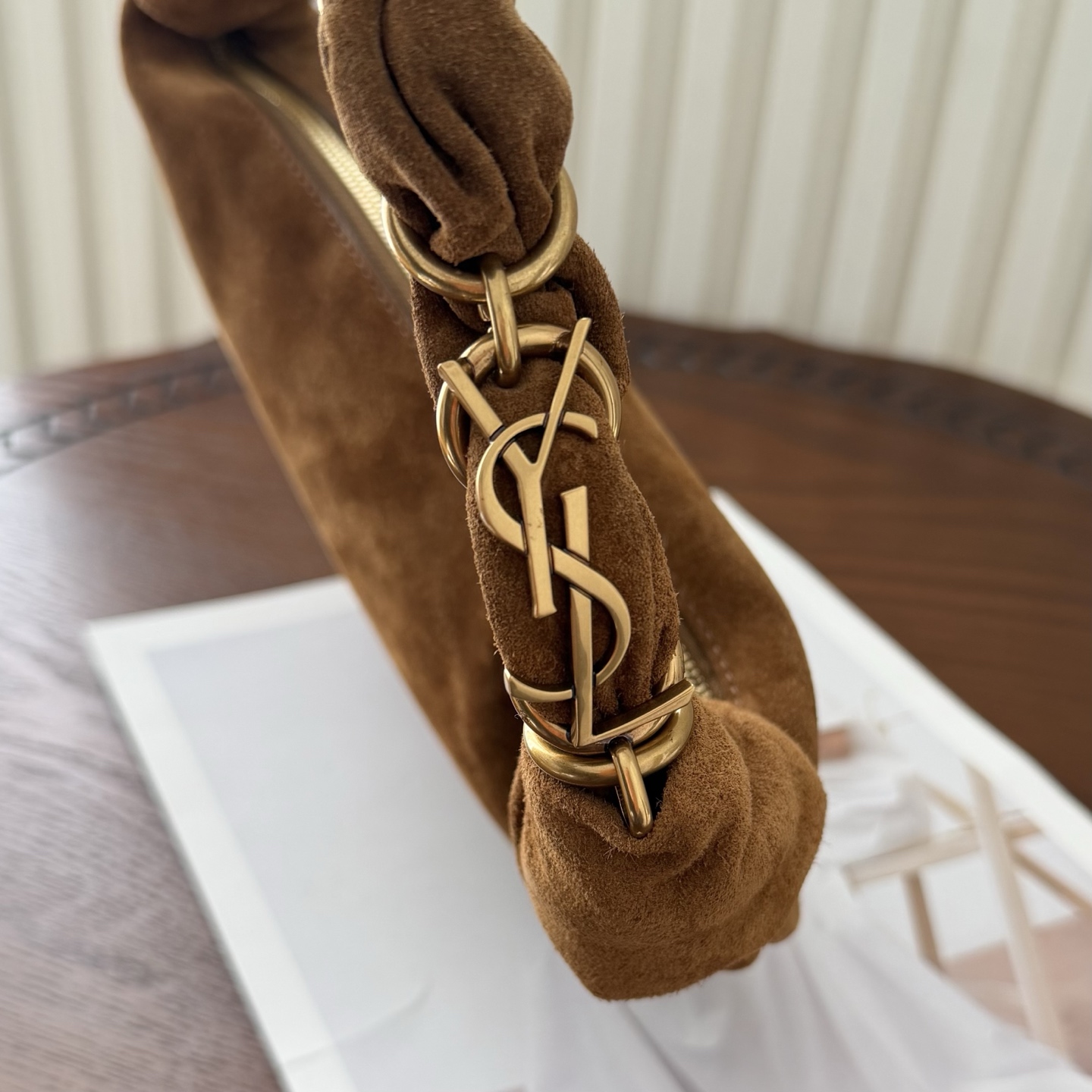 迷你号Amalia Hobo手袋，造型独特精致。柔软的质感和复古的牛角包造型备受喜爱。酷似首饰醒目的肩带