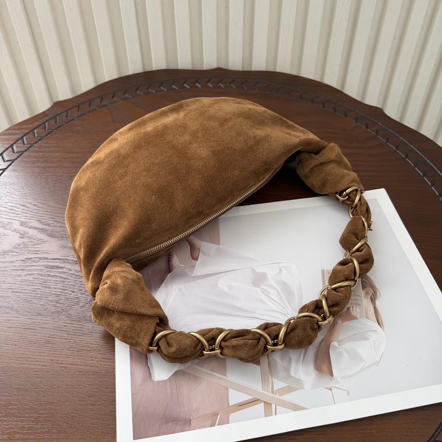 迷你号Amalia Hobo手袋，造型独特精致。柔软的质感和复古的牛角包造型备受喜爱。酷似首饰醒目的肩带