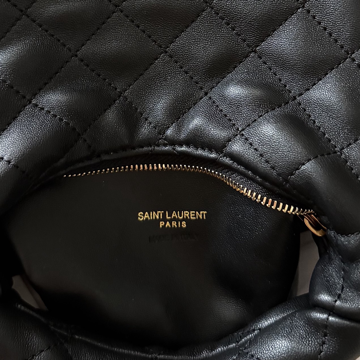 Icarino 迷你斜挎包，独特的造型闪亮登场，羊皮菱格随性高级。配有可调节和拆卸肩带， 多种背法实现了