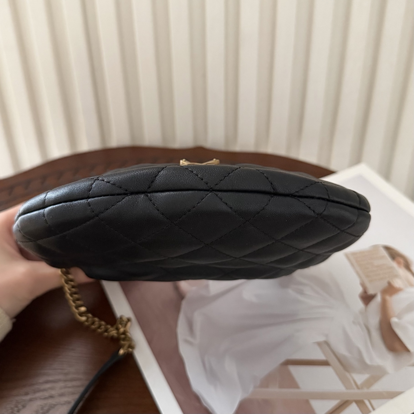 Icarino 迷你斜挎包，独特的造型闪亮登场，羊皮菱格随性高级。配有可调节和拆卸肩带， 多种背法实现了