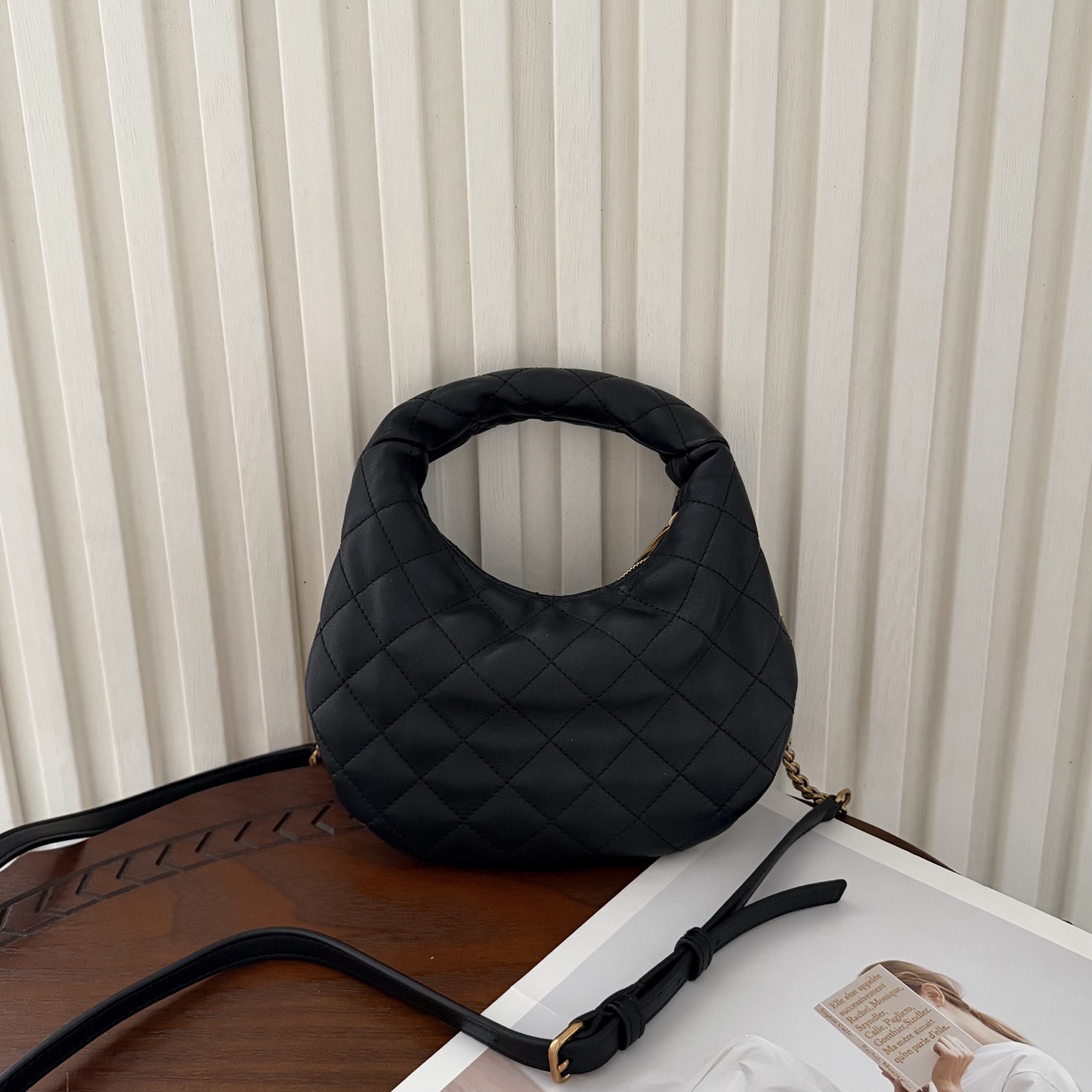 Icarino 迷你斜挎包，独特的造型闪亮登场，羊皮菱格随性高级。配有可调节和拆卸肩带， 多种背法实现了