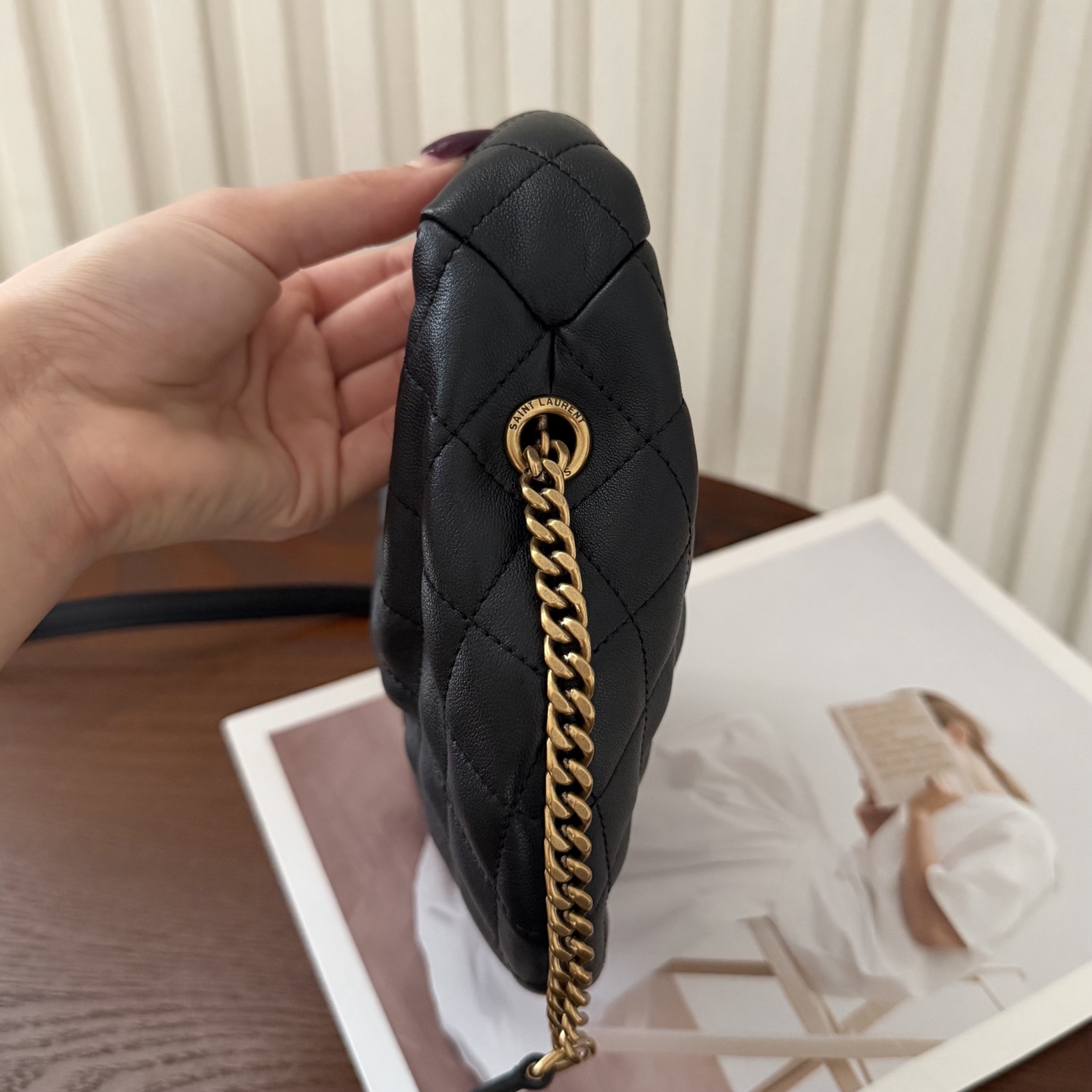 Icarino 迷你斜挎包，独特的造型闪亮登场，羊皮菱格随性高级。配有可调节和拆卸肩带， 多种背法实现了