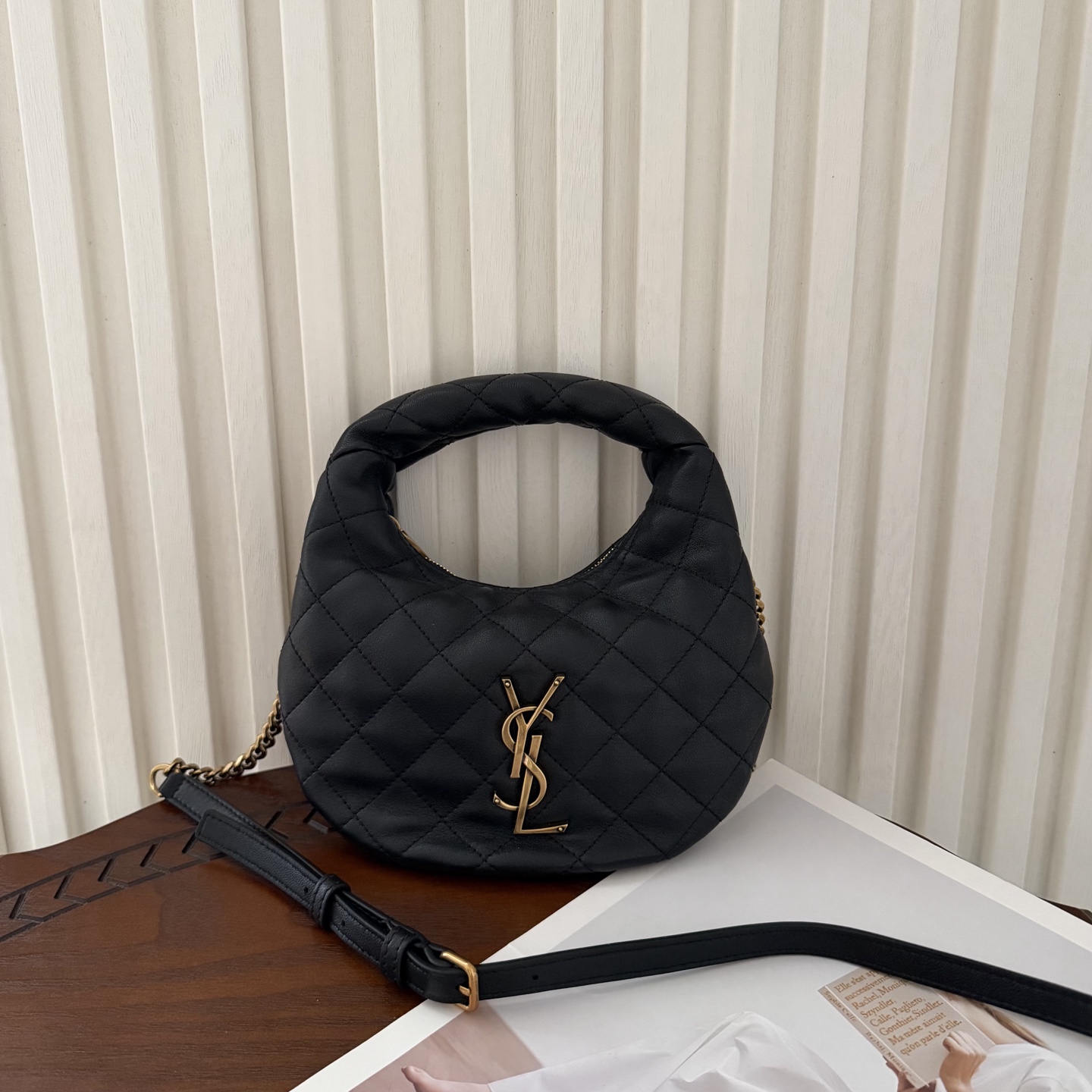 Icarino 迷你斜挎包，独特的造型闪亮登场，羊皮菱格随性高级。配有可调节和拆卸肩带， 多种背法实现了