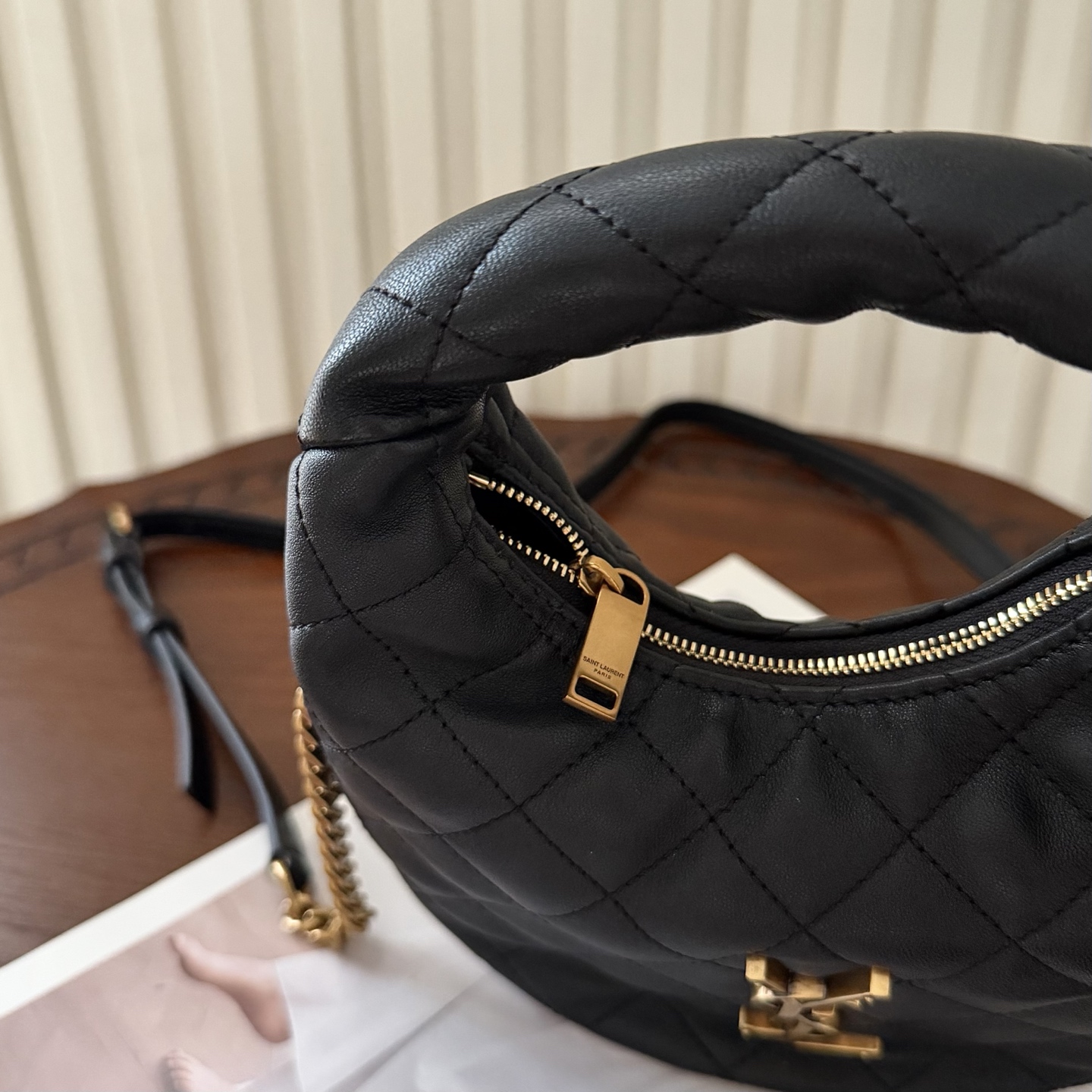 Icarino 迷你斜挎包，独特的造型闪亮登场，羊皮菱格随性高级。配有可调节和拆卸肩带， 多种背法实现了