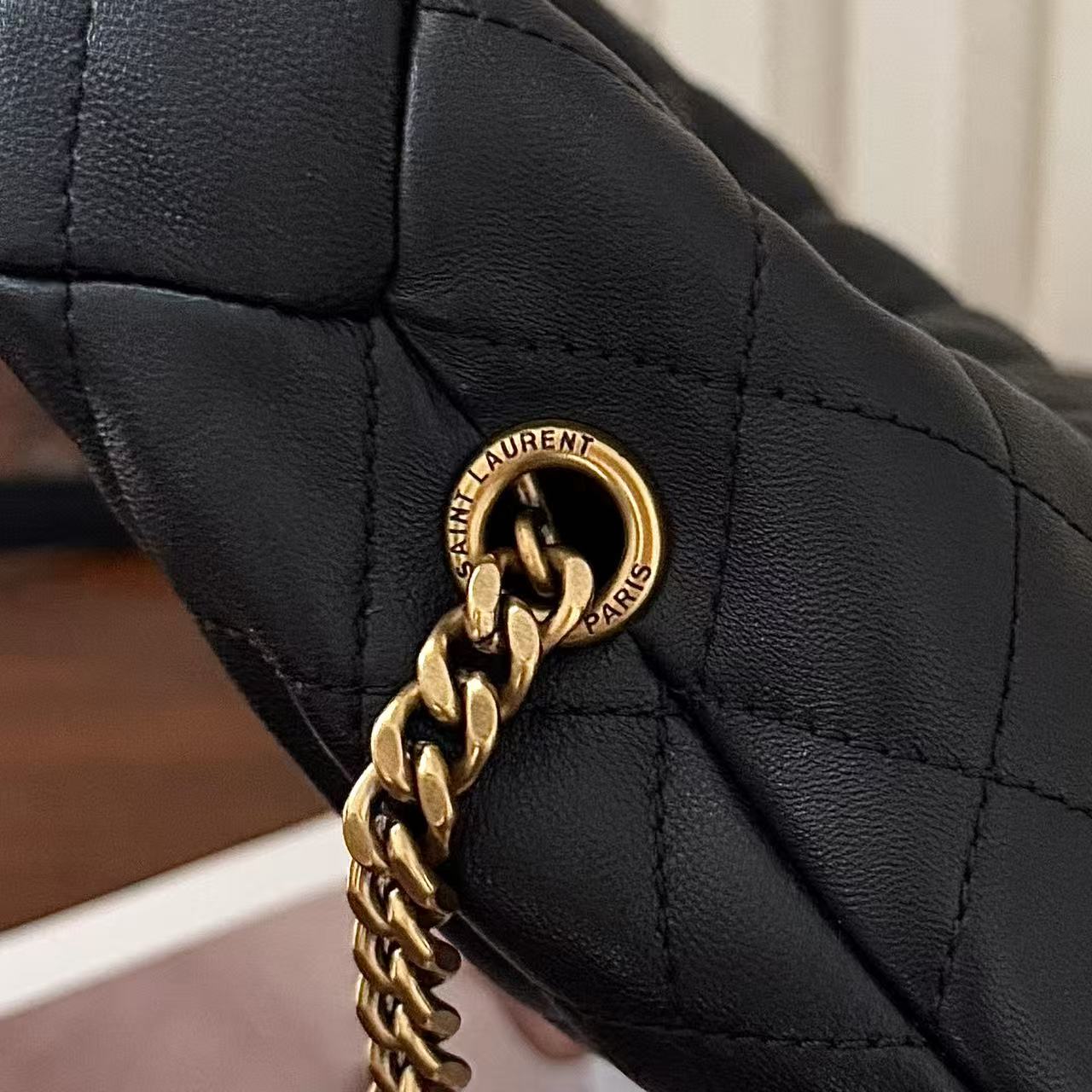 Icarino 迷你斜挎包，独特的造型闪亮登场，羊皮菱格随性高级。配有可调节和拆卸肩带， 多种背法实现了