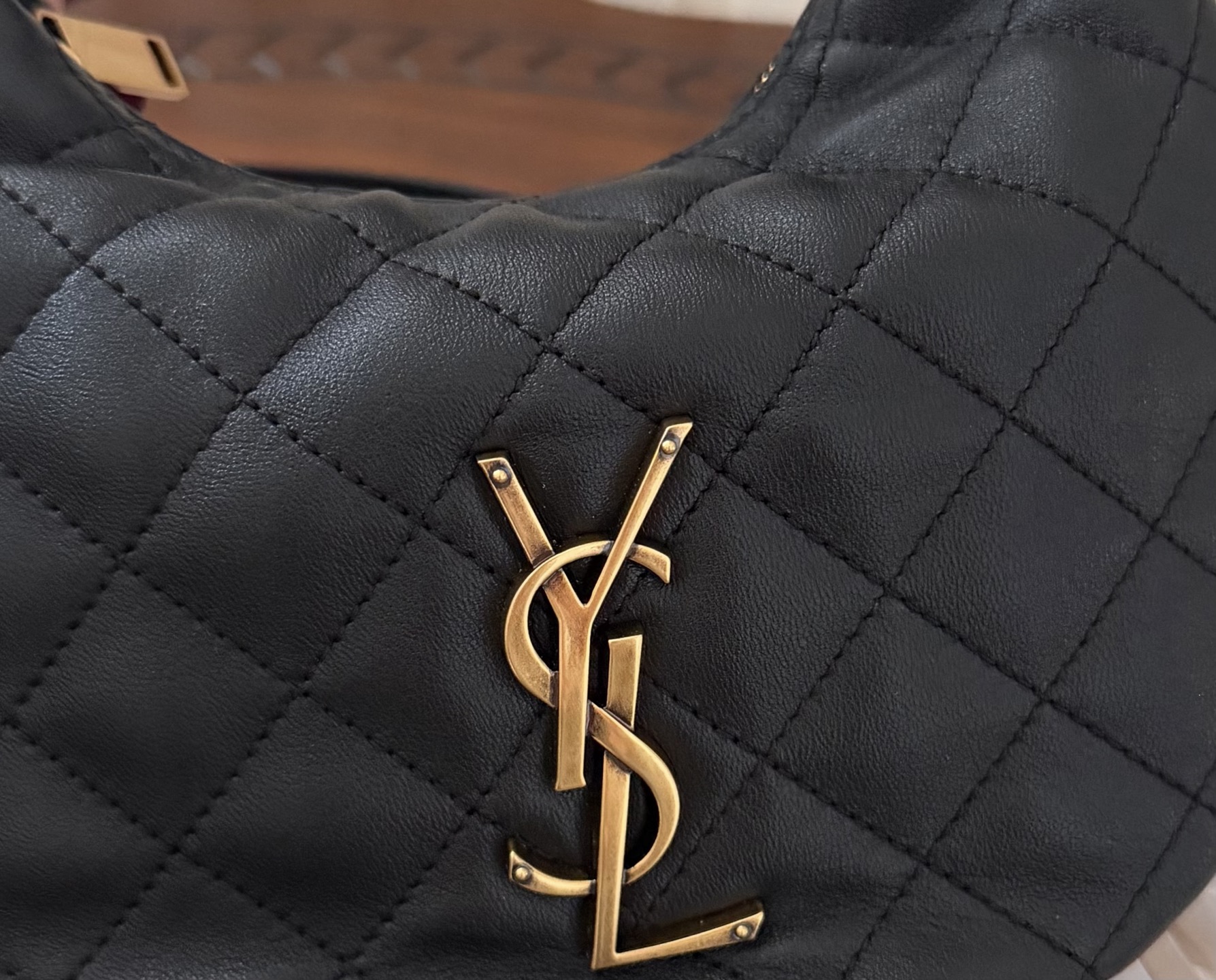 Icarino 迷你斜挎包，独特的造型闪亮登场，羊皮菱格随性高级。配有可调节和拆卸肩带， 多种背法实现了