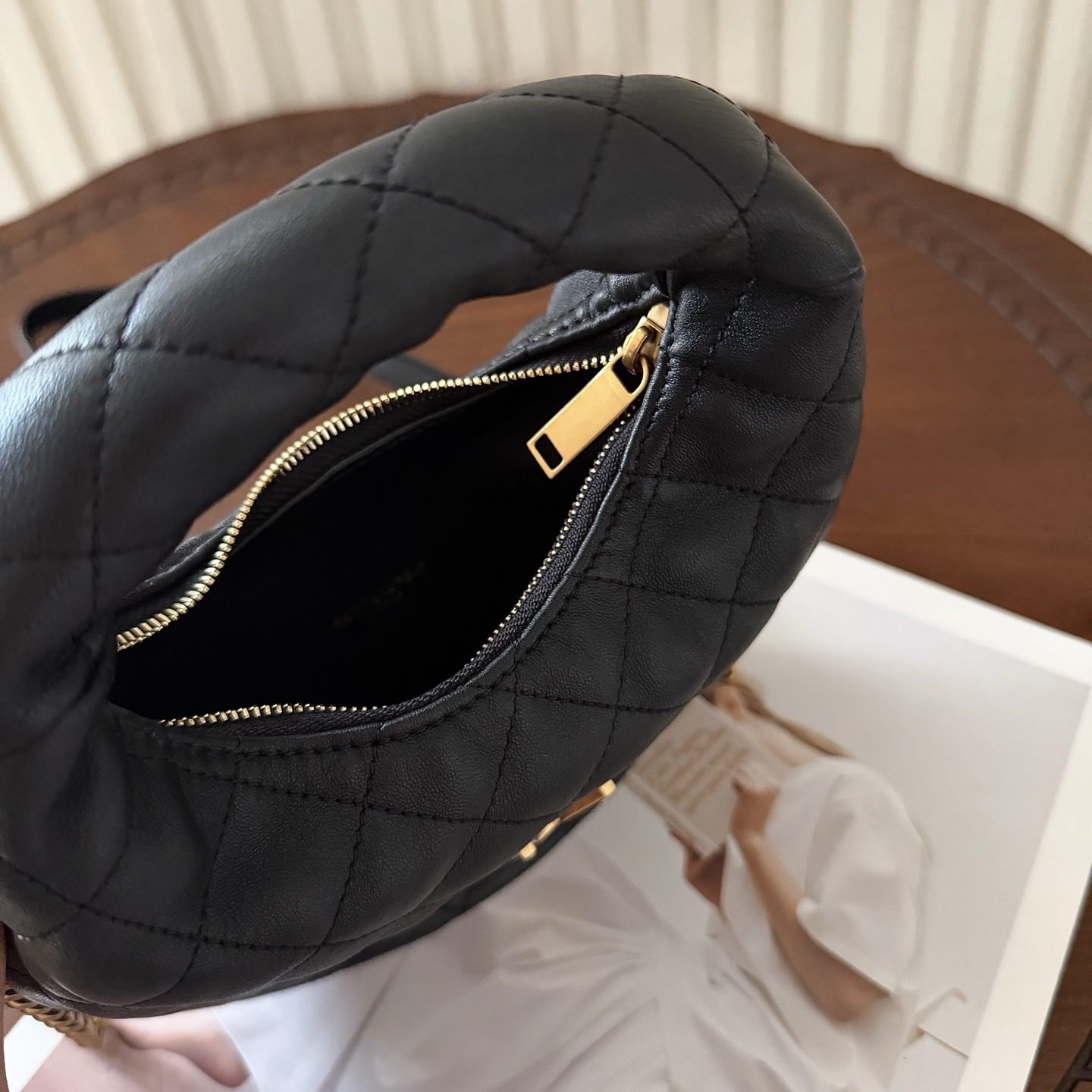 Icarino 迷你斜挎包，独特的造型闪亮登场，羊皮菱格随性高级。配有可调节和拆卸肩带， 多种背法实现了