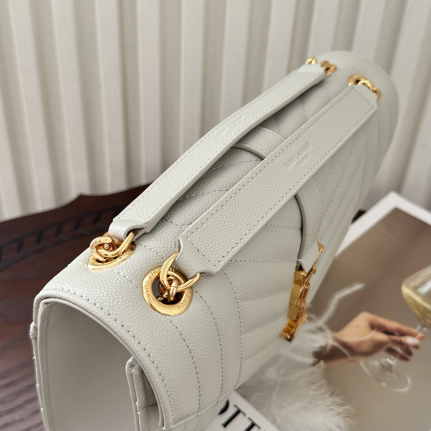 全套包装！ENVELOPPE中号信封包，经典就是永恒，采用鱼子酱牛皮非常耐磨，V形纹和菱形纹混合绗缝包缝