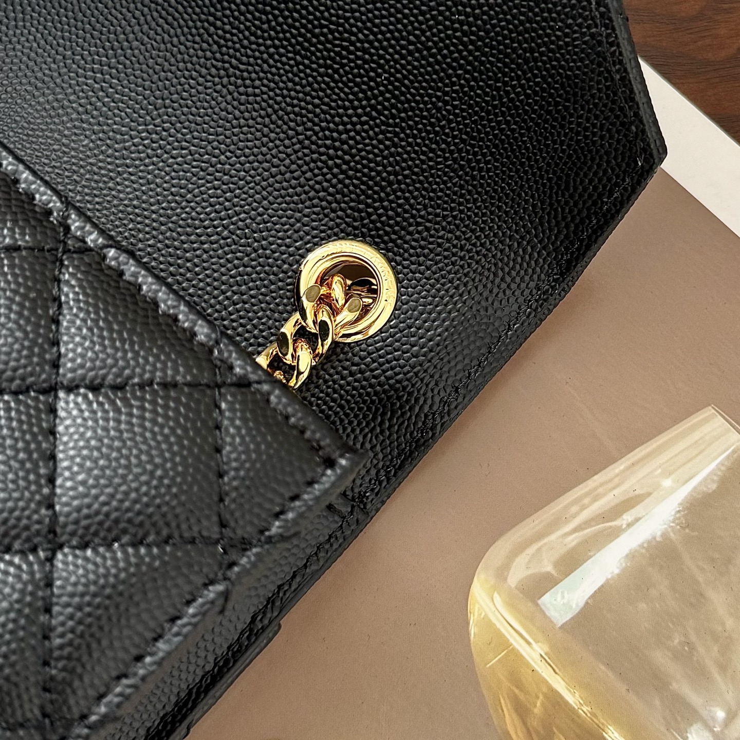 全套包装！ENVELOPPE小号，经典就是永恒，采用鱼子酱牛皮非常耐磨，V形纹和菱形纹混合绗缝包缝多种背